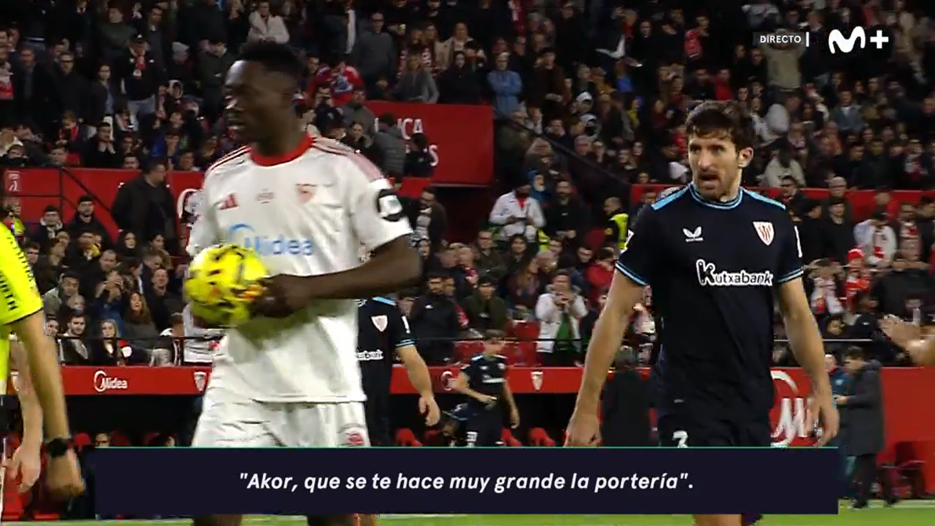 Dani Vivian intenta descentrar a Akor Adams en el Sevilla-Athletic