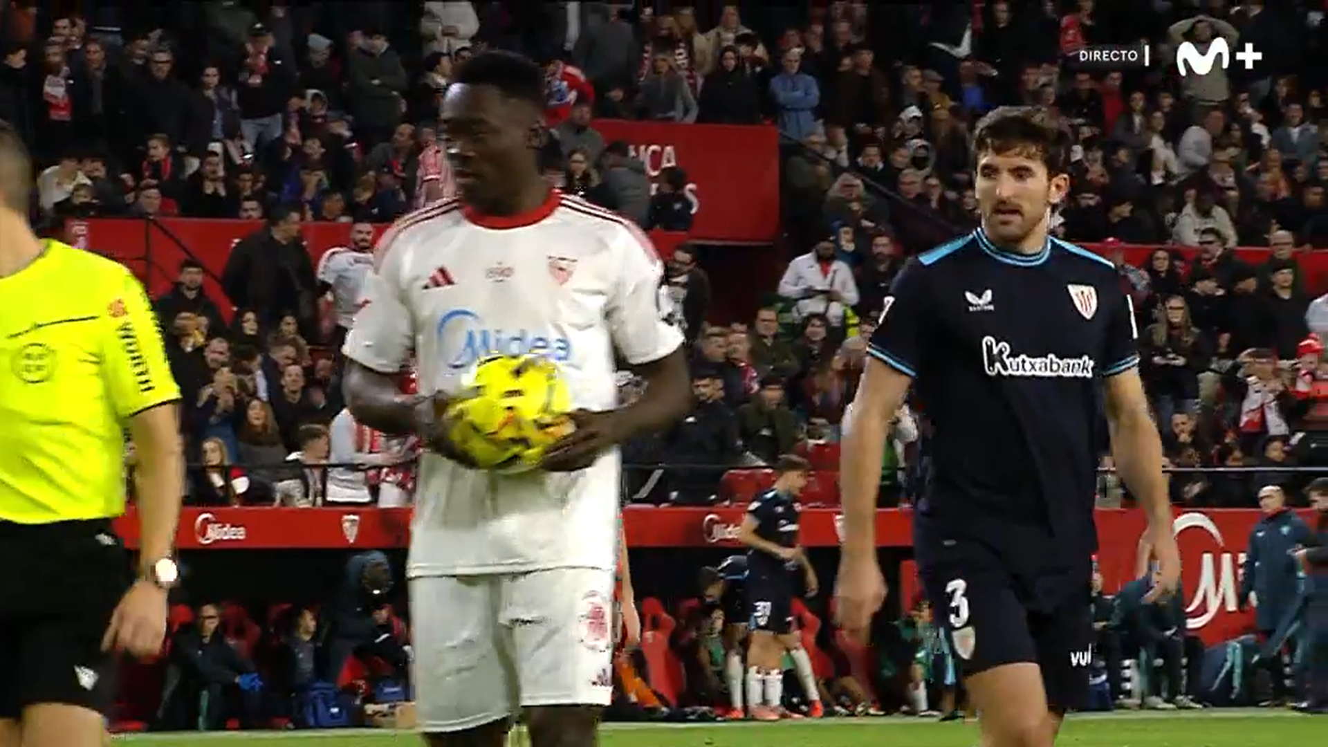 Dani Vivian intenta descentrar a Akor Adams en su penalti Dani Vivian intenta descentrar a Akor Adams en su penalti