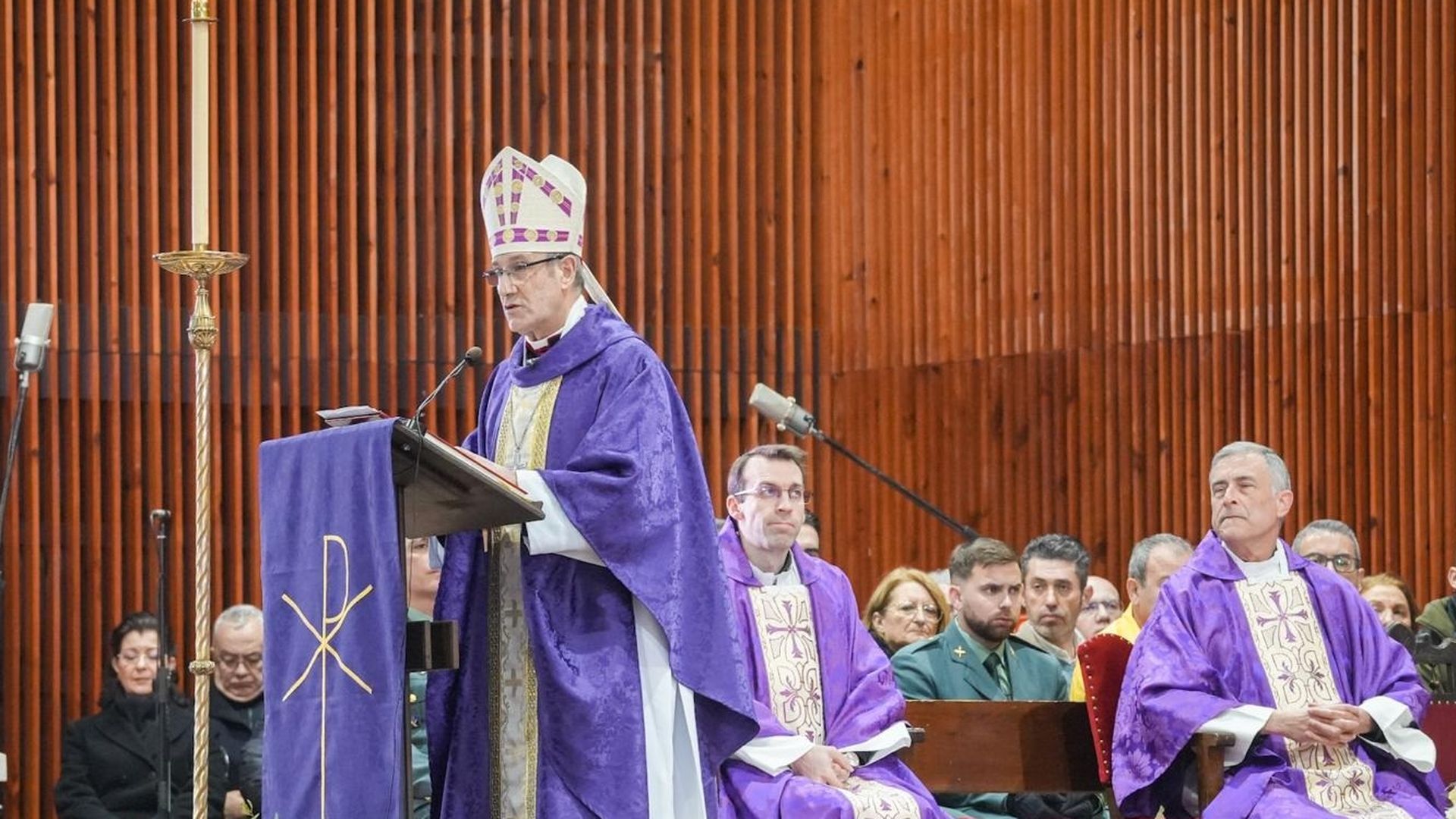 El obispo de Córdoba, Jesús Fernández, en la misa funeral por el accidente ferroviario ocurrido el domingo, 18 de enero, en el término municipal de Adamuz