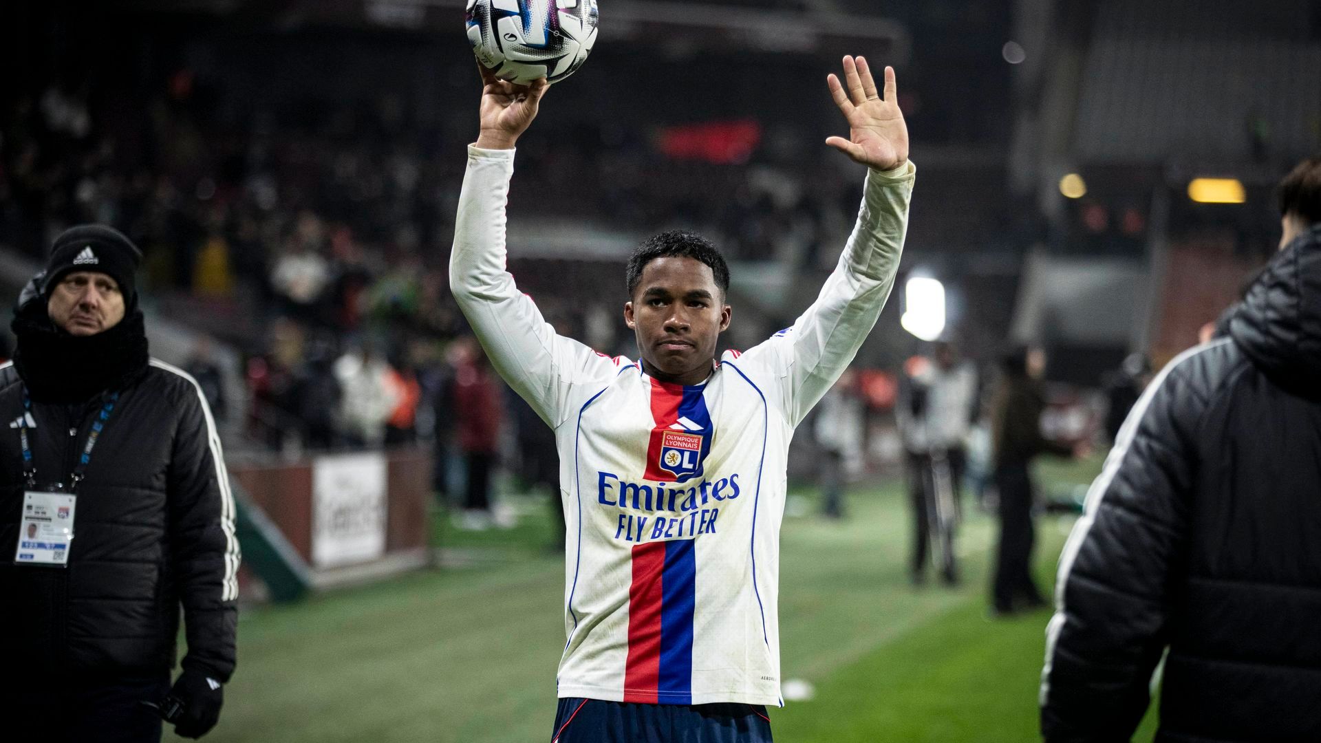 Endrick Felipe se lleva el balón a casa tras marcar un hat-trick con el Olympique Lyon Endrick Felipe se lleva el balón a casa tras marcar un hat-trick con el Olympique Lyon