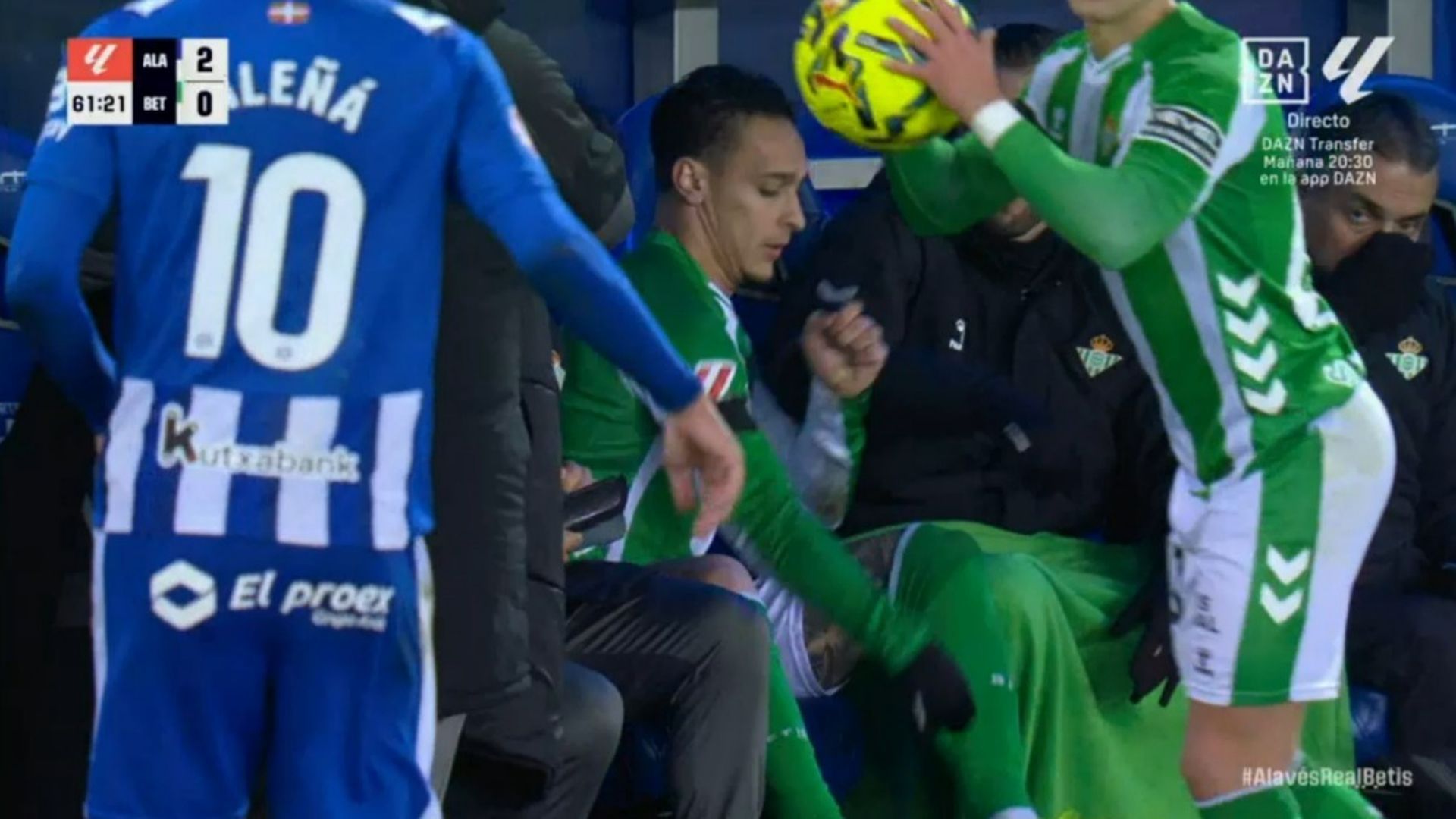 Enfado de Antony tras ser cambiado en el Alavés-Betis