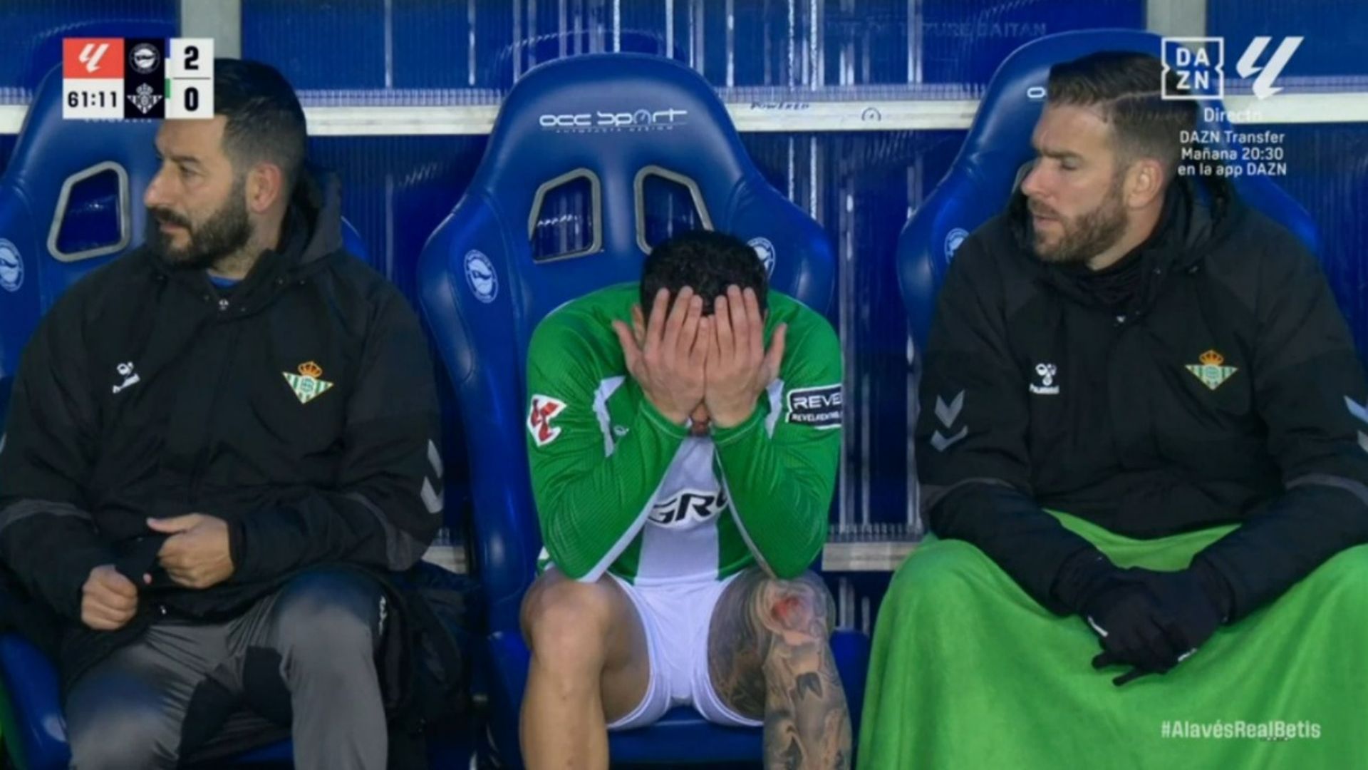 Enfado de Antony tras ser cambiado en el Alavés-Betis Enfado de Antony tras ser cambiado en el Alavés-Betis