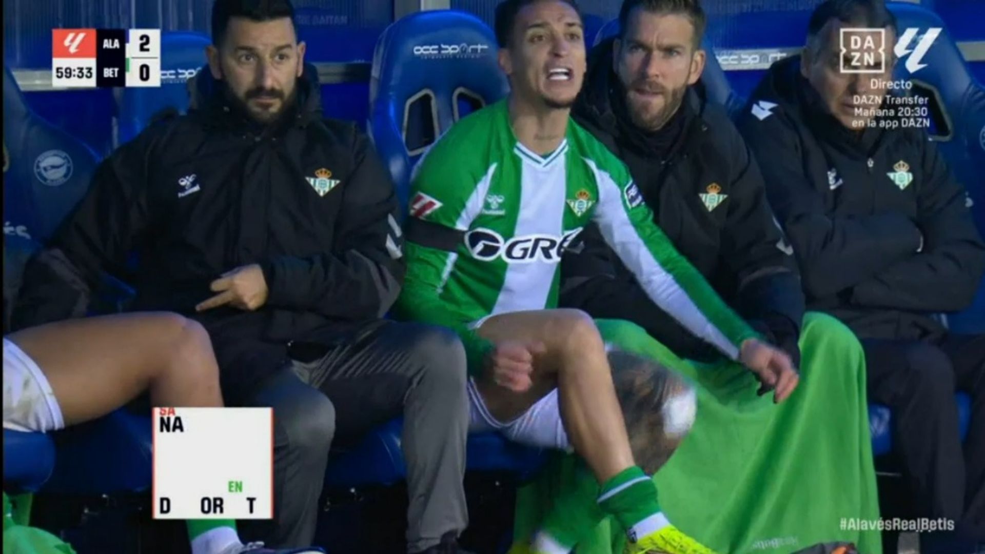 Enfado de Antony tras ser cambiado en el Alavés-Betis
