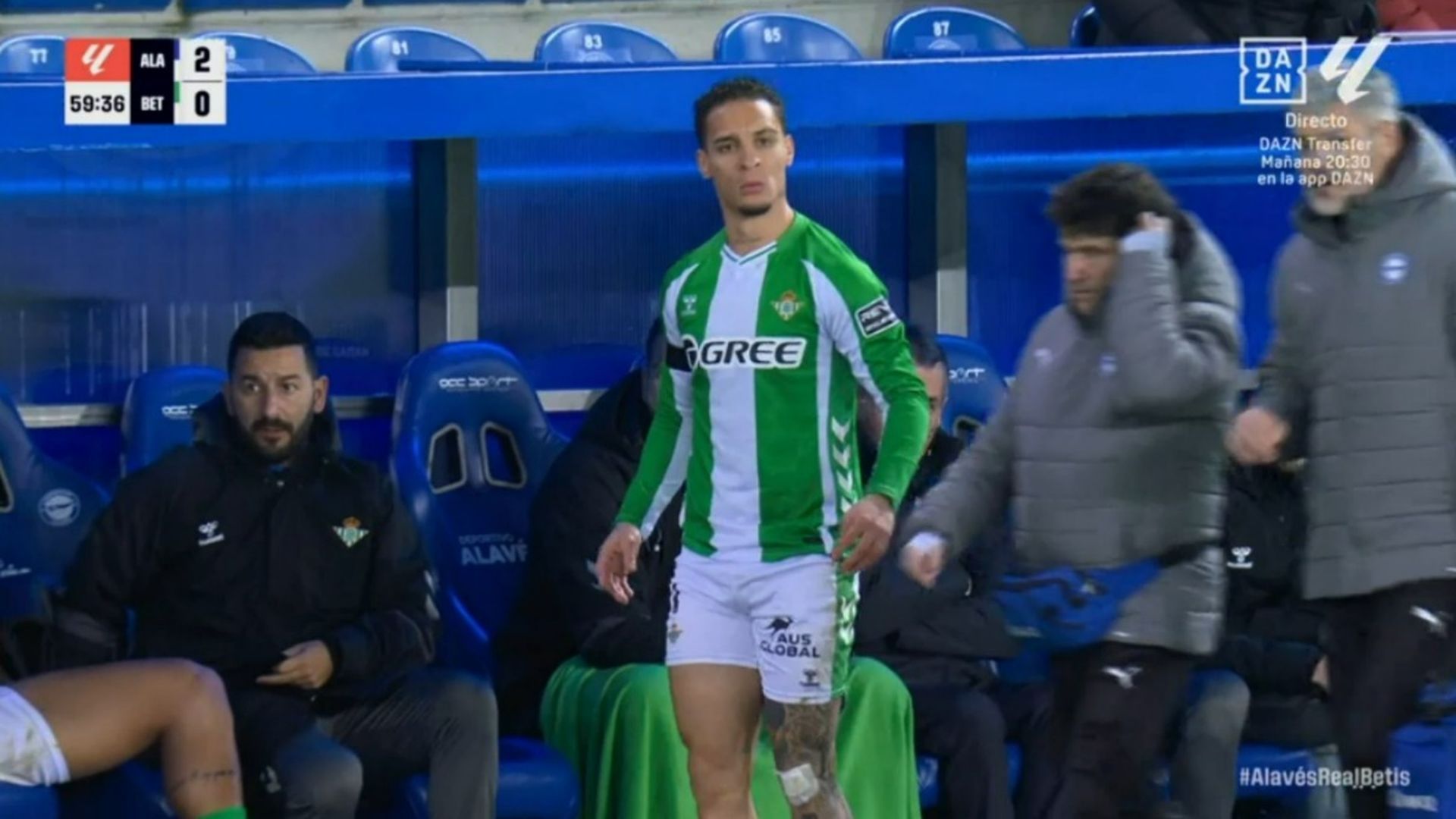 Enfado de Antony tras ser cambiado en el Alavés-Betis