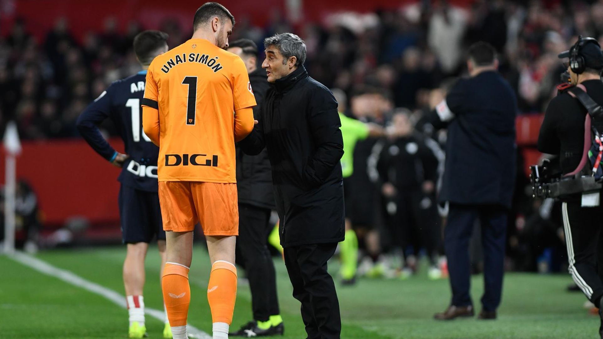 Ernesto Valverde da instrucciones a Unai Simón en Sevilla