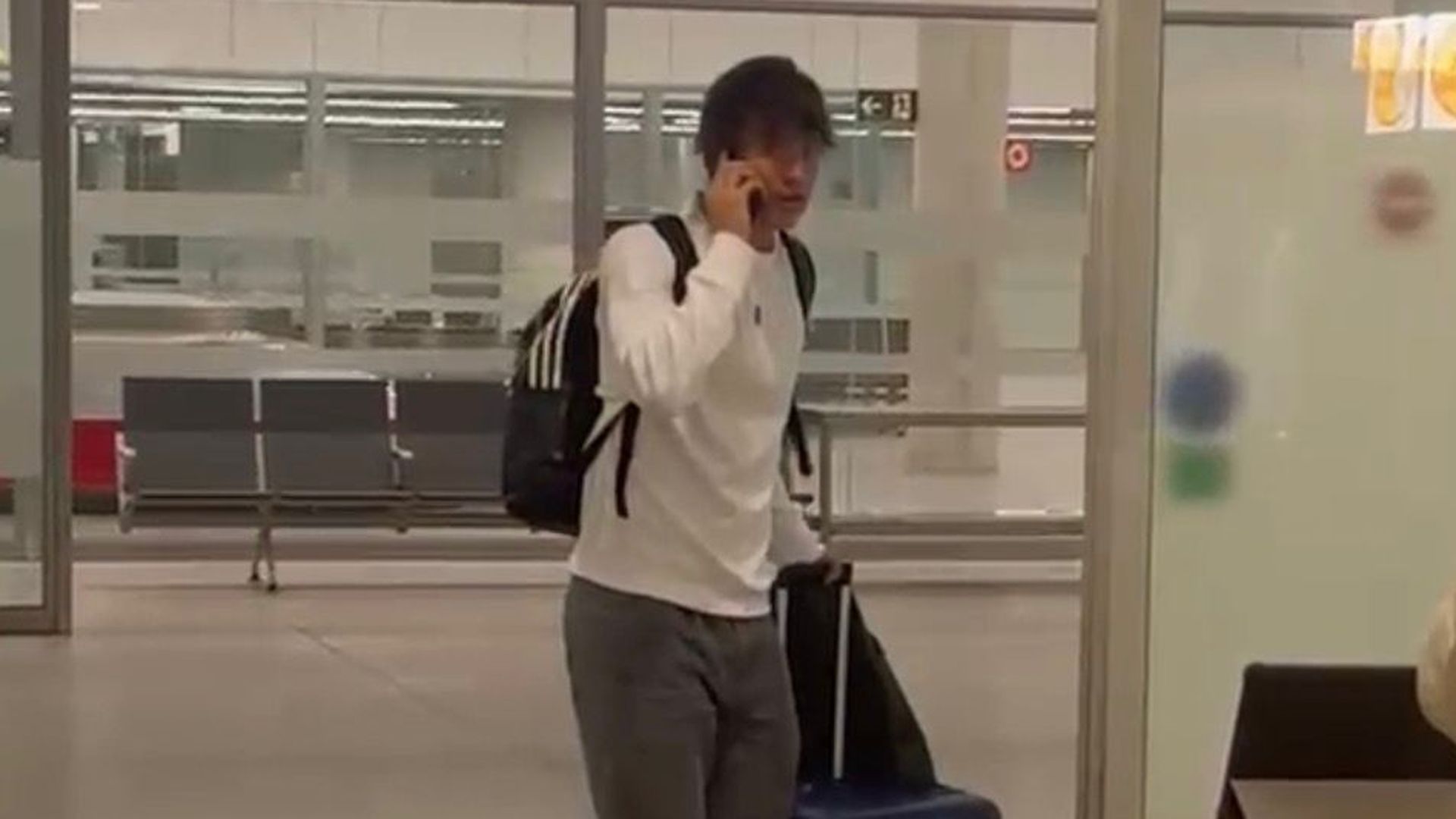 Fer López en el aeropuerto de Santiago Fer López en el aeropuerto de Santiago