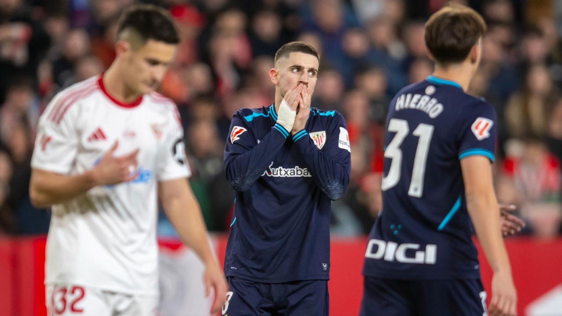 Gesto preocupado de Oihan Sancet en la derrota en Sevilla