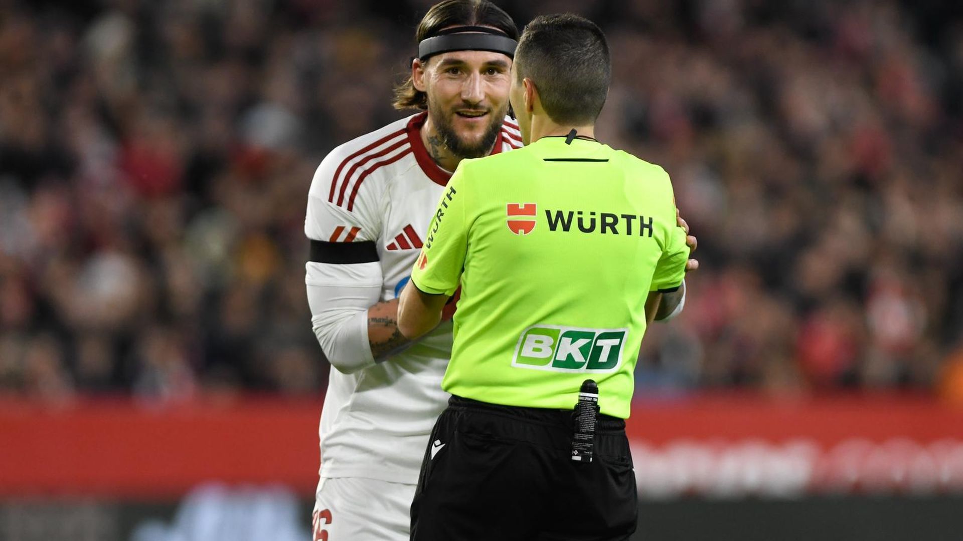 Gudelj protesta a Hernández Maeso en el Sevilla-Athletic