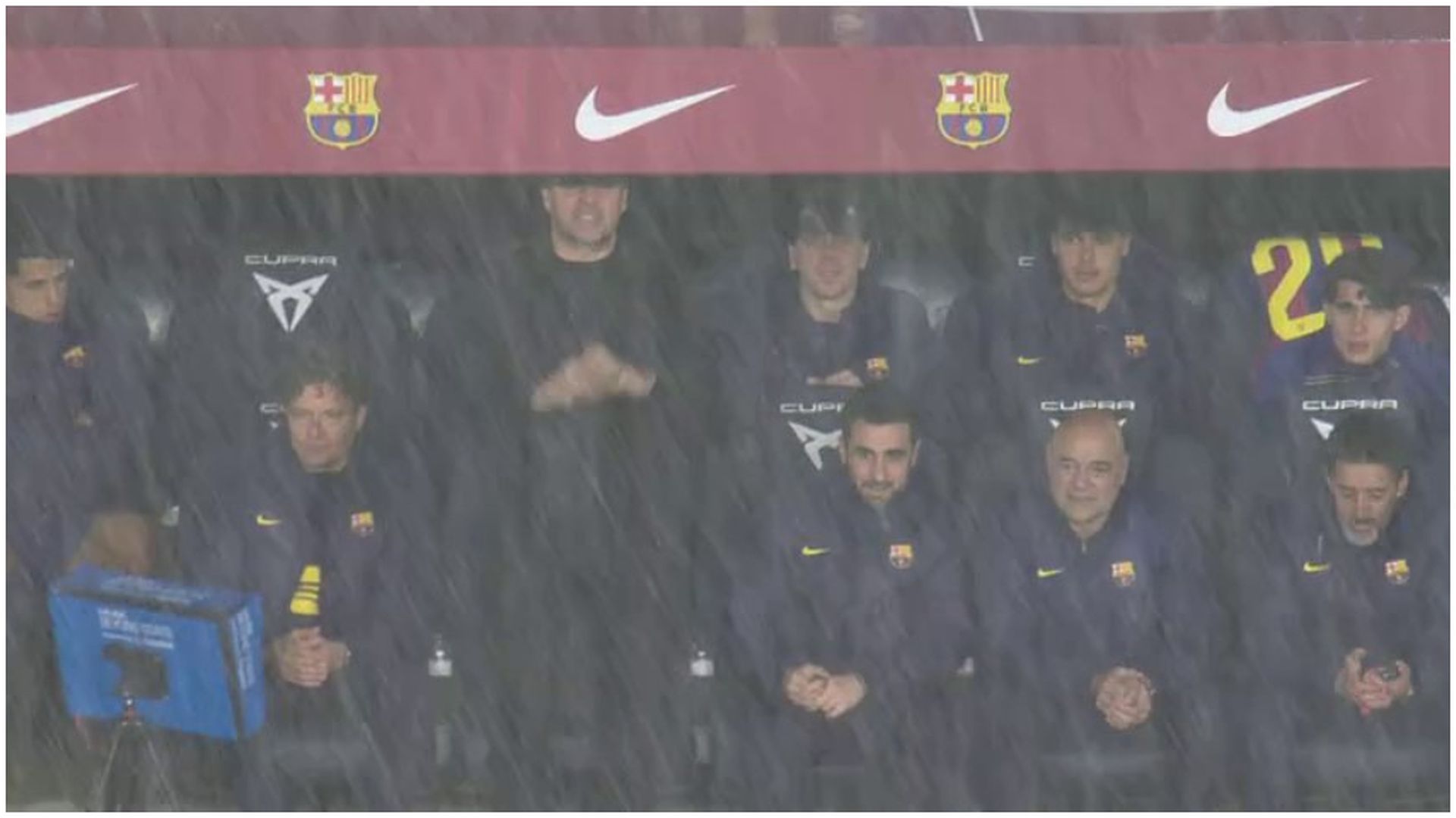 Hansi Flick y el equipo técnico del Barça durante la granizada en el Camp Nou