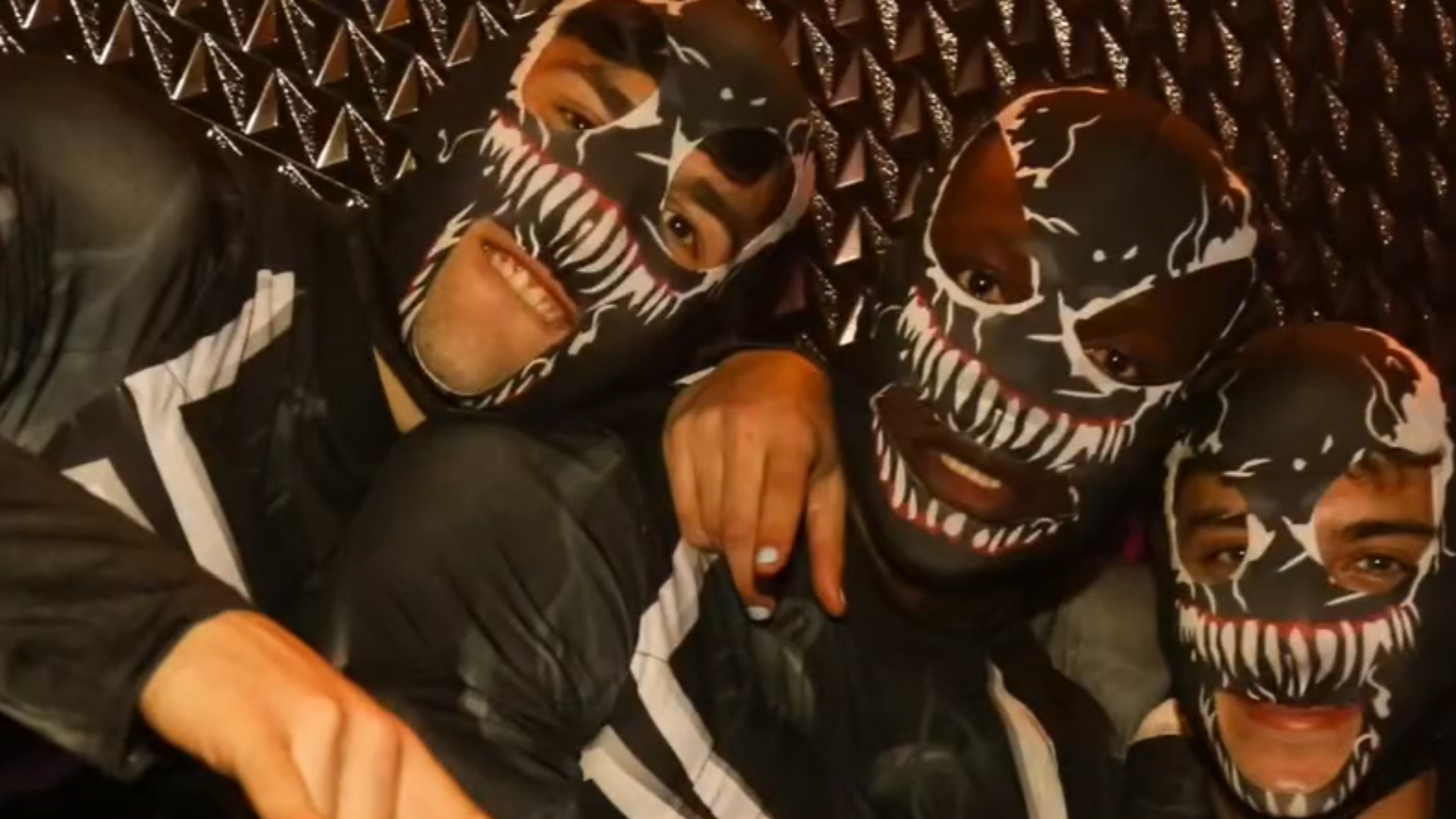 Hugo Álvarez, Yoel Lago y Aidoo disfrazados de Venom