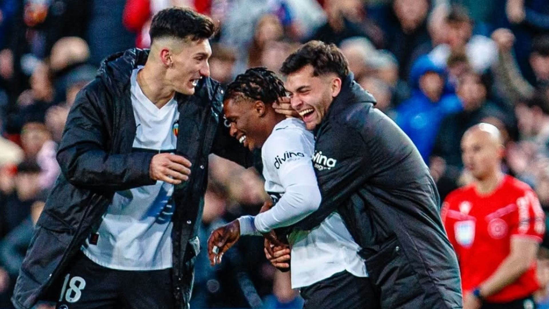 Hugo Duro y Pepelu abrazan a Ramazani tras cederle el penalti