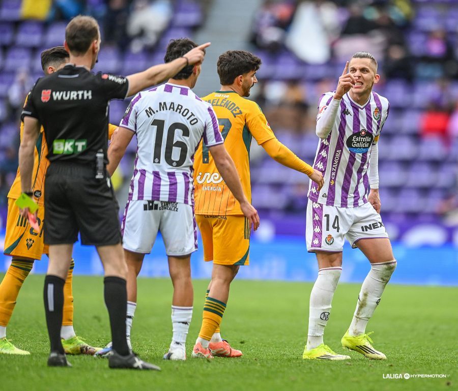 Iván Alejo protesta al colegiado tras ser expulsado.
