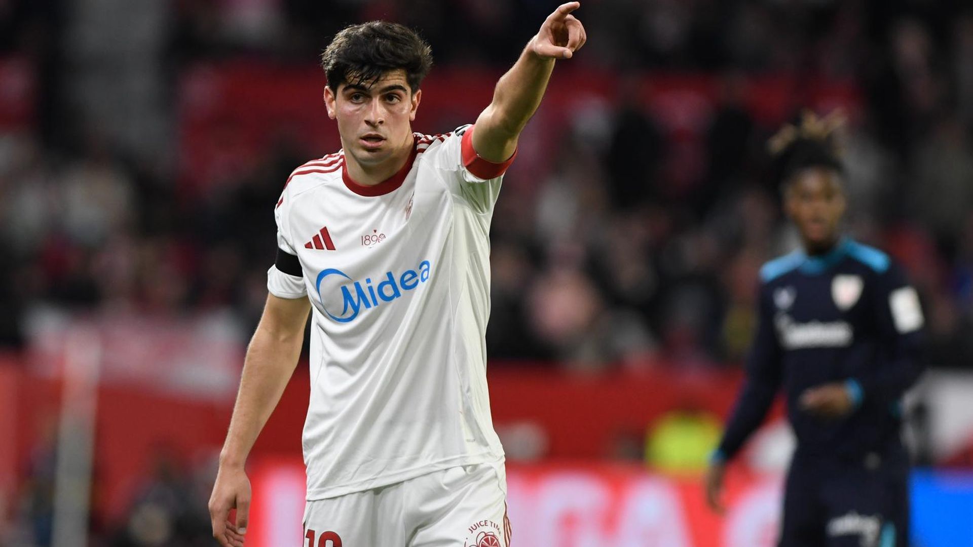 Juanlu, con el brazalete de capitán, en el Sevilla-Athletic