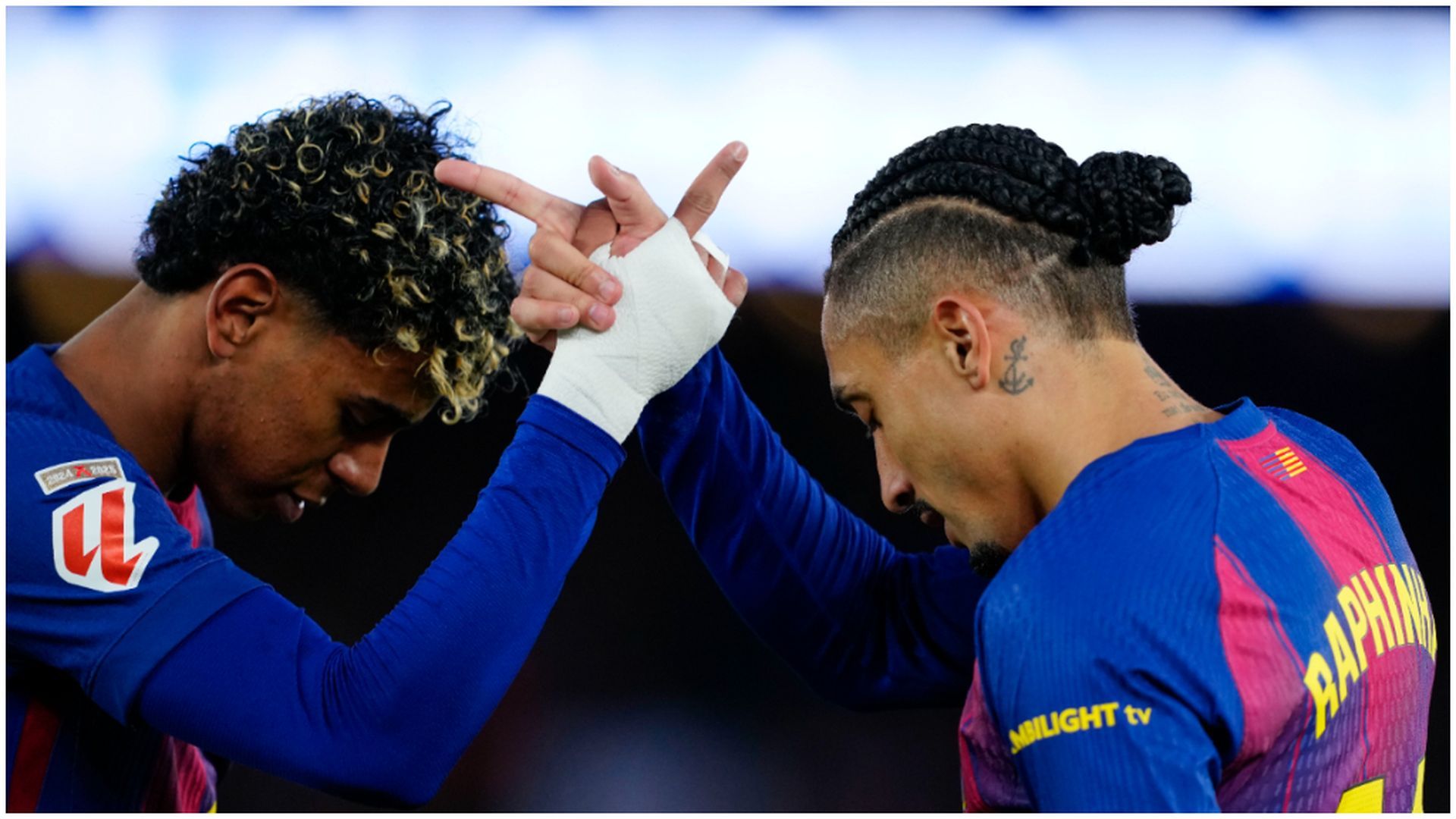 Lamine Yamal y Raphinha celebran el segundo gol ante el Real Oviedo
