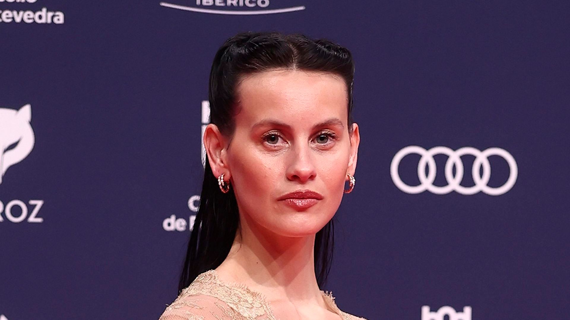 Los ojos ahumados en blanco de Milena Smit en los Feroz