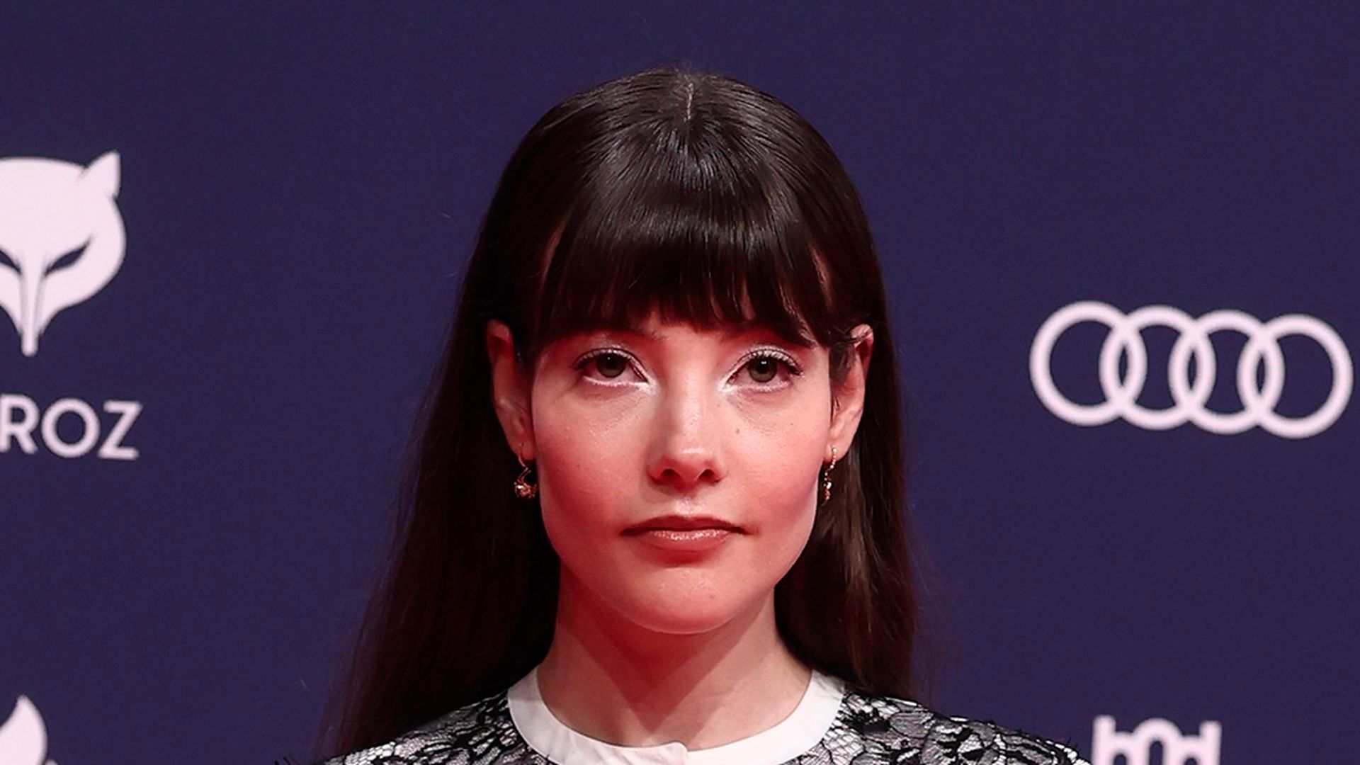 Los ojos ahumados en blanco de Mireia Oriol en los Feroz