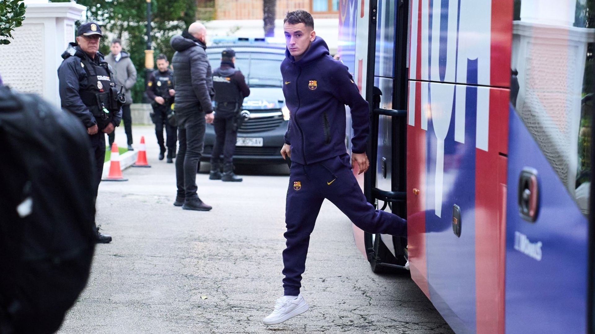 Marc Casadó se baja del autobús del FC Barcelona