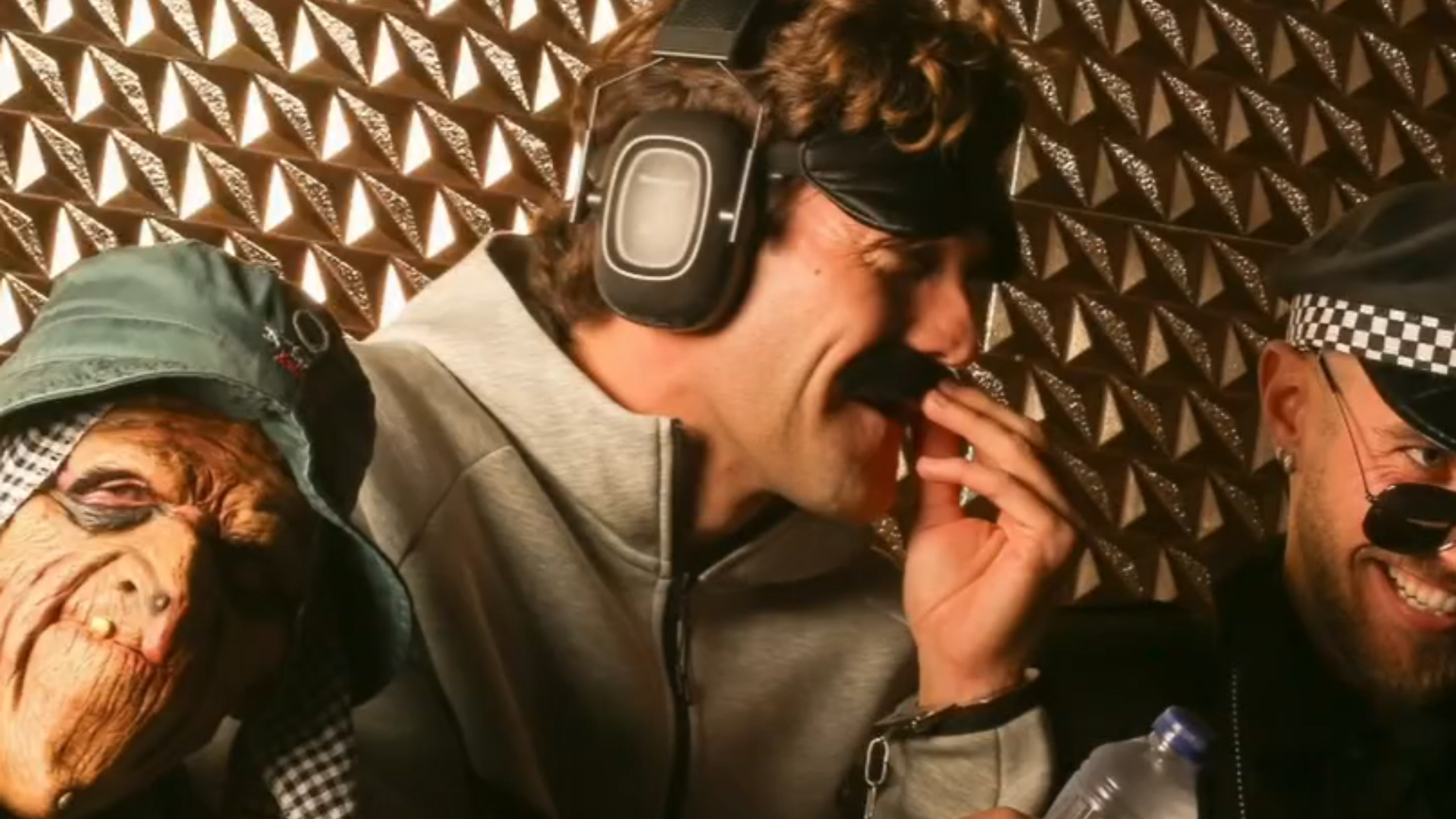 Marcos Alonso disfrazado de Nicolás Maduro detenido por Mingueza