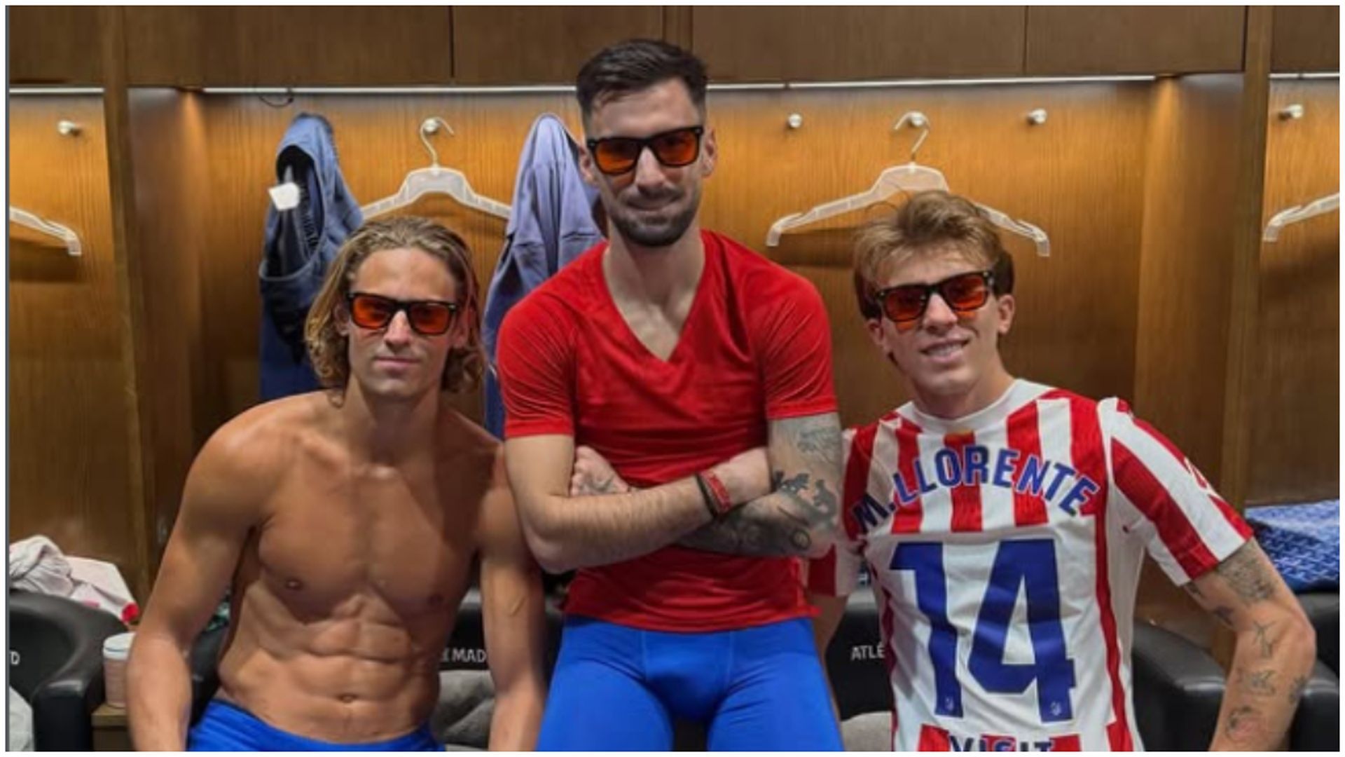 Marcos Llorente, Álex Baena y Pablo Barrios posando con las gafas rojas Marcos Llorente, Álex Baena y Pablo Barrios posando con las gafas rojas