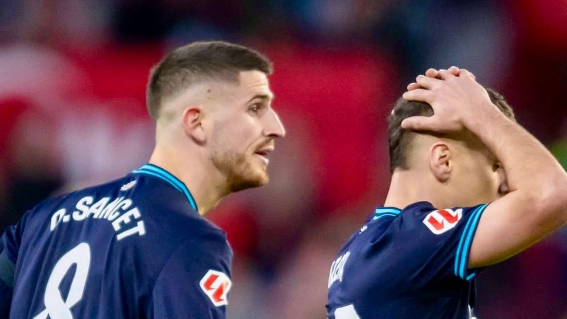 Oihan Sancet y Urko Izeta, desesperados en la derrota de Sevilla
