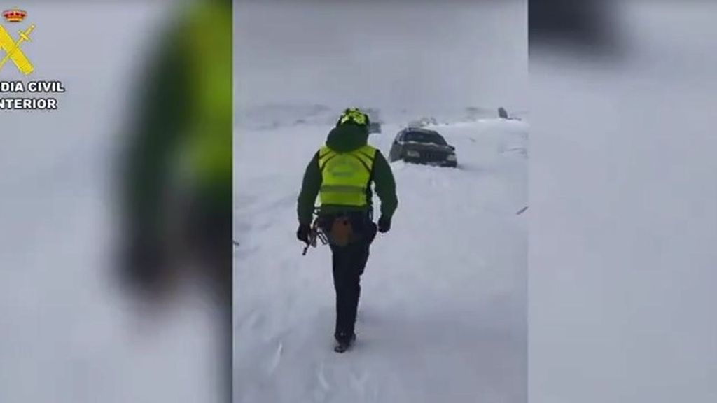 Once personas rescatadas, entre ellas varios niños, tras quedar atrapados con sus coches por la nieve en Huéscar, Granada