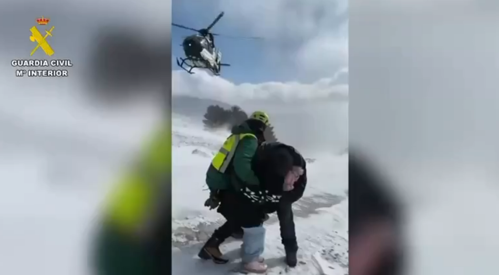Rescate en helicóptero de la familia atrapada en la nieve
