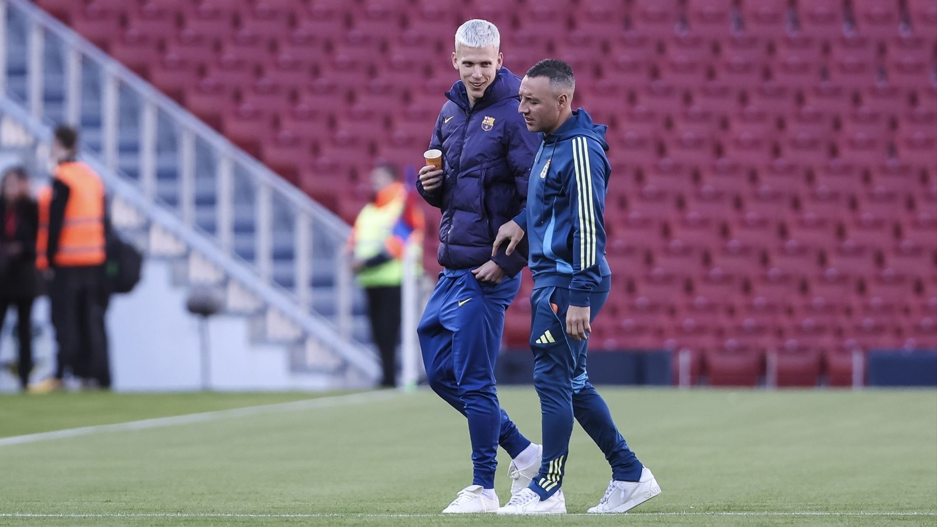 Santi Cazorla charla con Dani Olmo antes del FC Barcelona - Real Oviedo