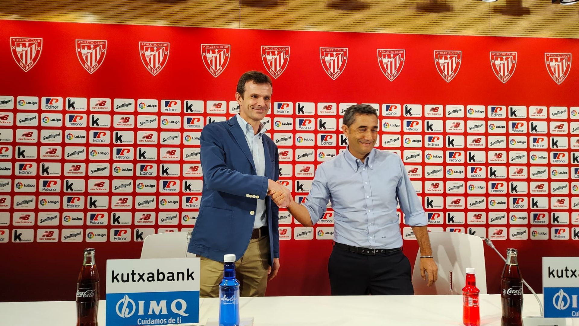Jon Uriarte posa junto a Ernesto Valverde en San Mamés