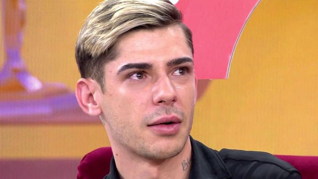 El llanto desconsolado de un joven que echa de menos un abrazo de su madre a raíz de una tragedia familiar: "Vengo a decirle que la necesito"