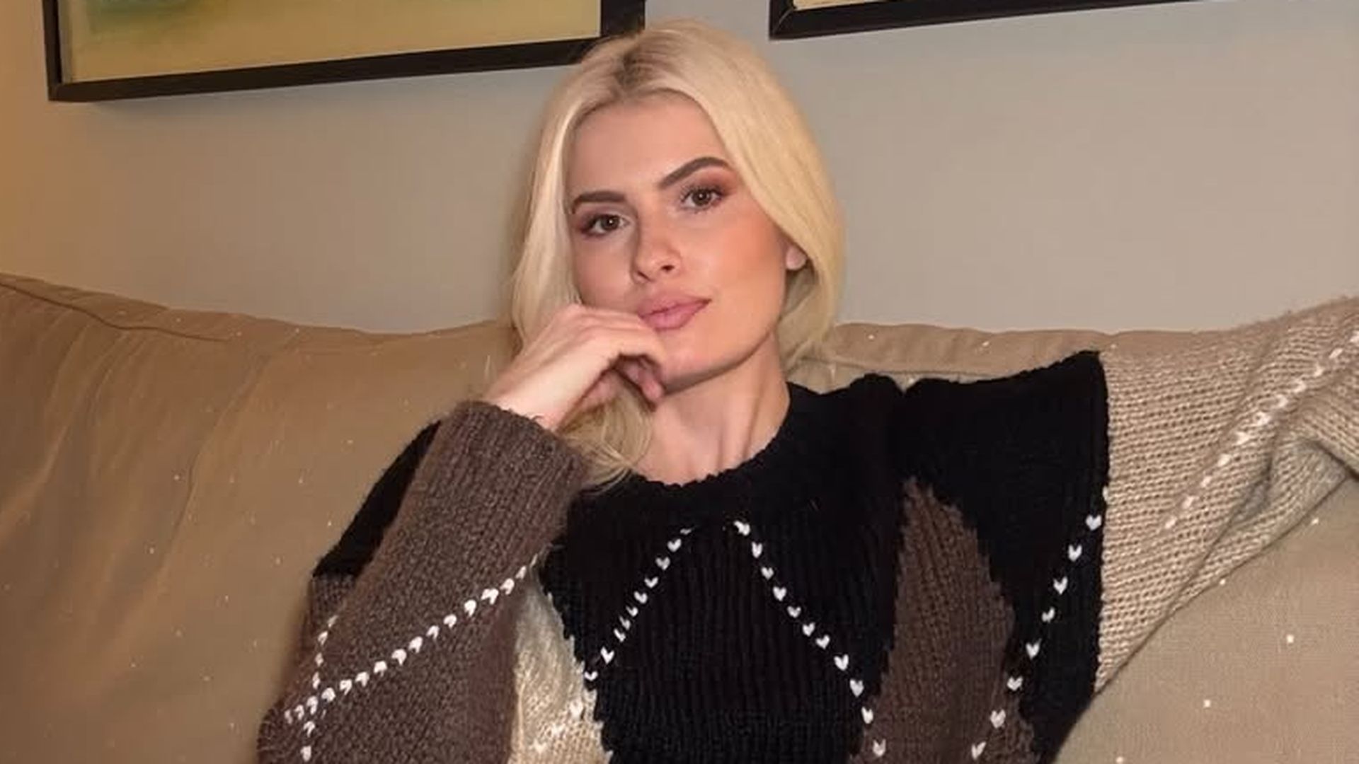 Adriana Abenia en su red social