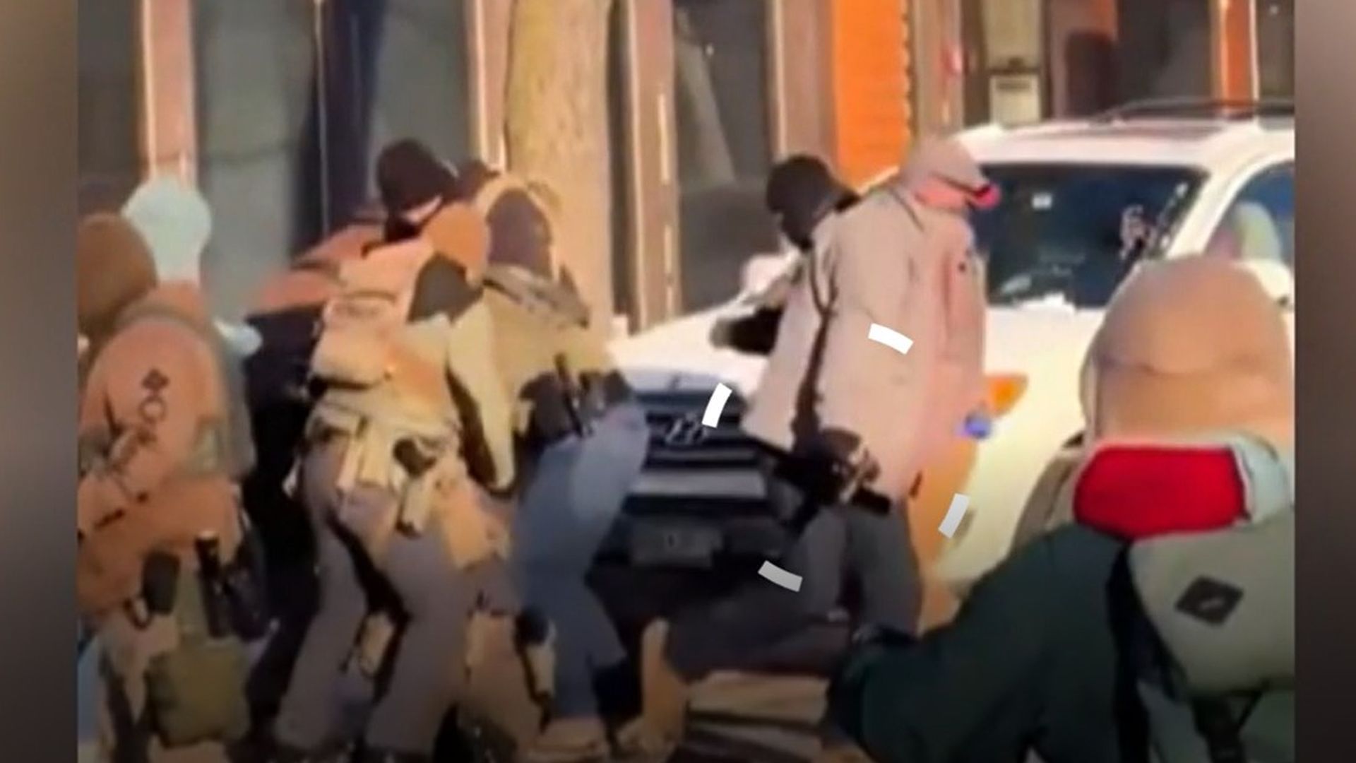 Agente del ICE le quita el arma a Álex