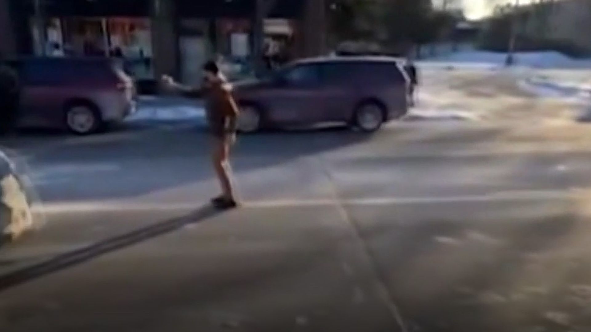 Alex graba con un móvil a los agentes del ICE