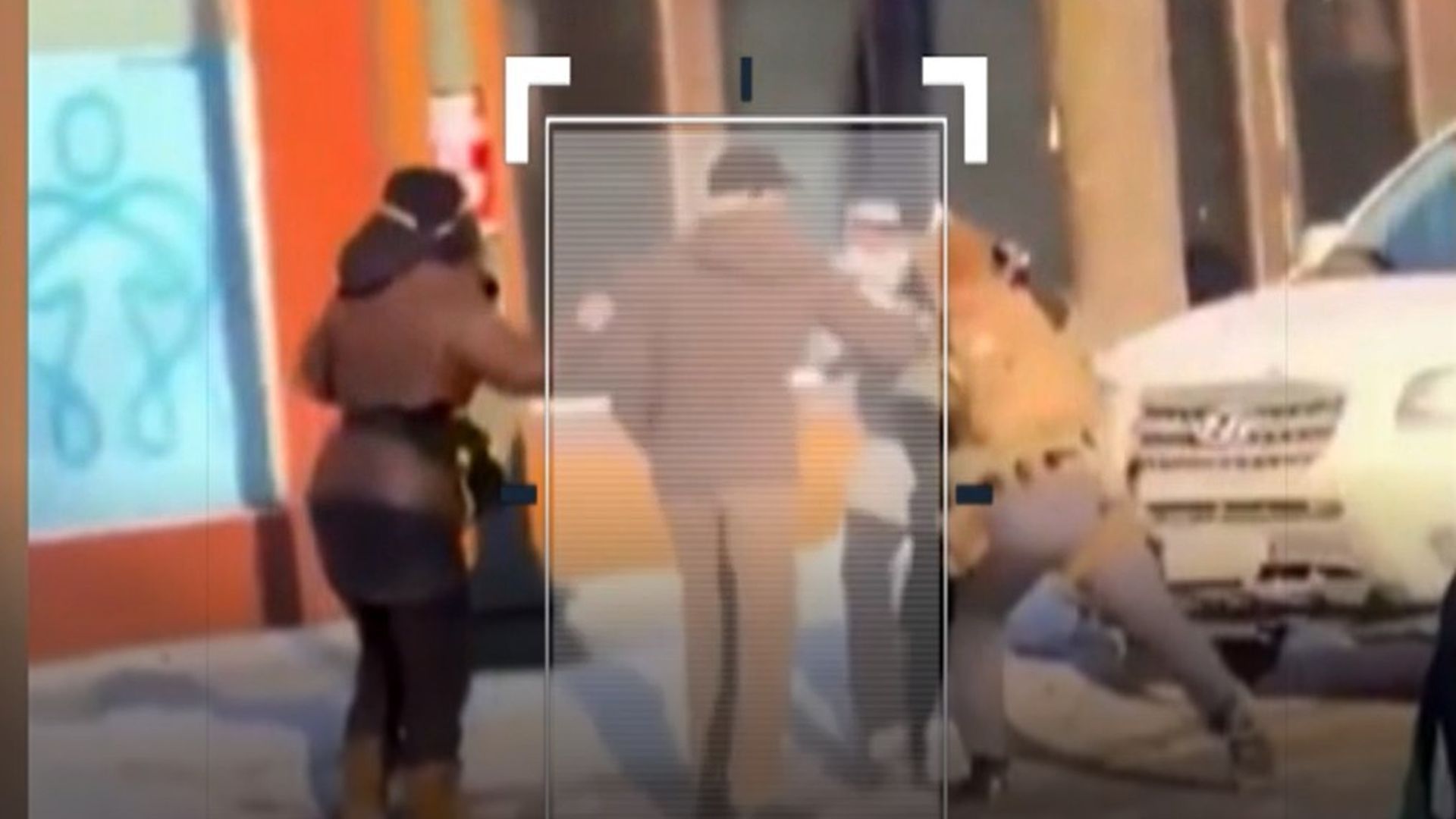 Álex sale en defensa de una mujer