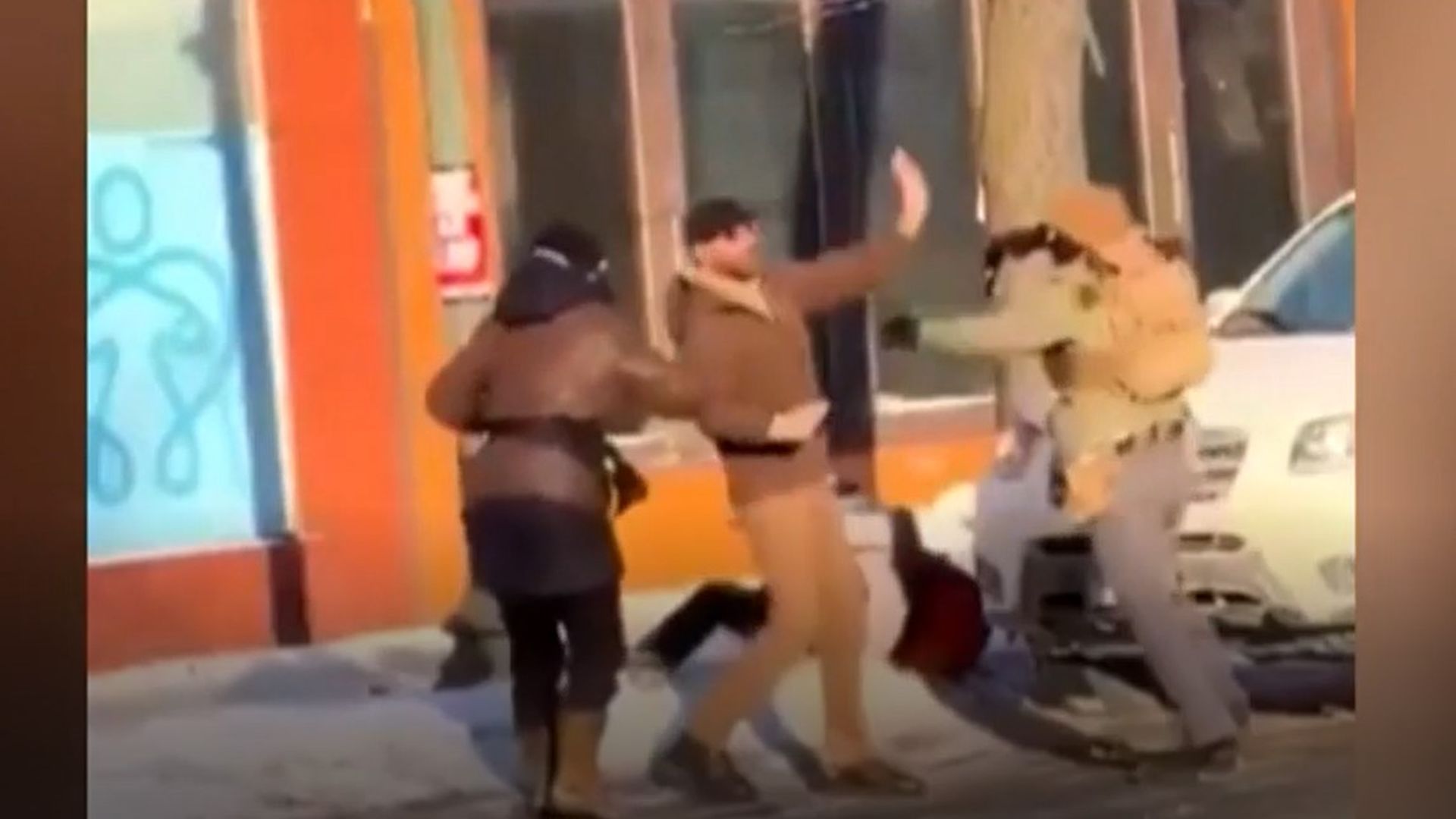 Arrojan a Álex gas pimienta