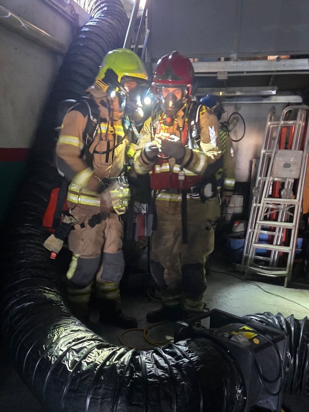 Bomberos del SPEIS Narón realizando mediciones en el interior del taller
