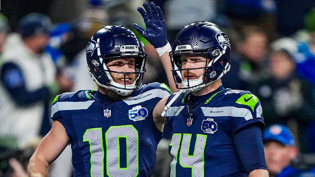 Cooper Kup y Sam Darnold celebran la victoria de los Seahawks
