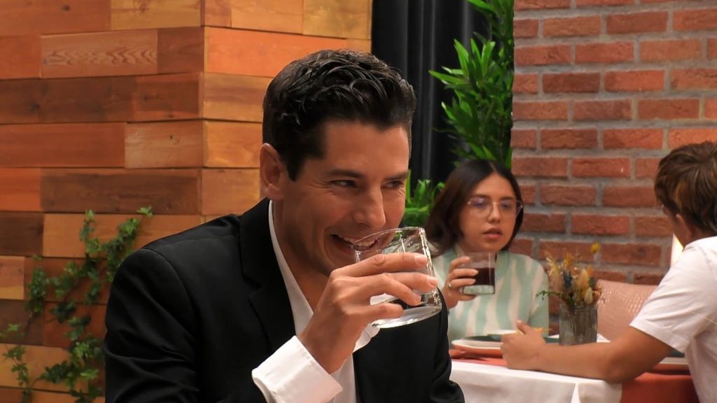 Un soltero de 'First Dates' asegura sentir atracción por las mujeres naturales pero su cita "retocada" le deja sin palabras: "Me pone muy caliente"