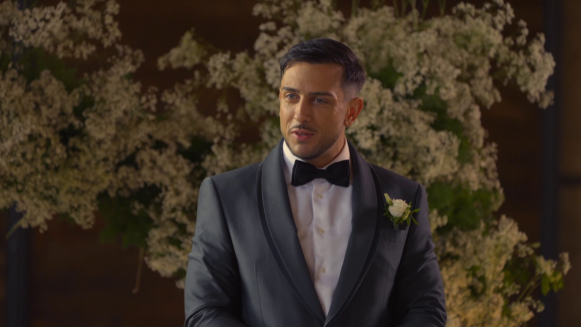 El divertido momento de Lorenzo con la familia de Laura en su llegada al altar