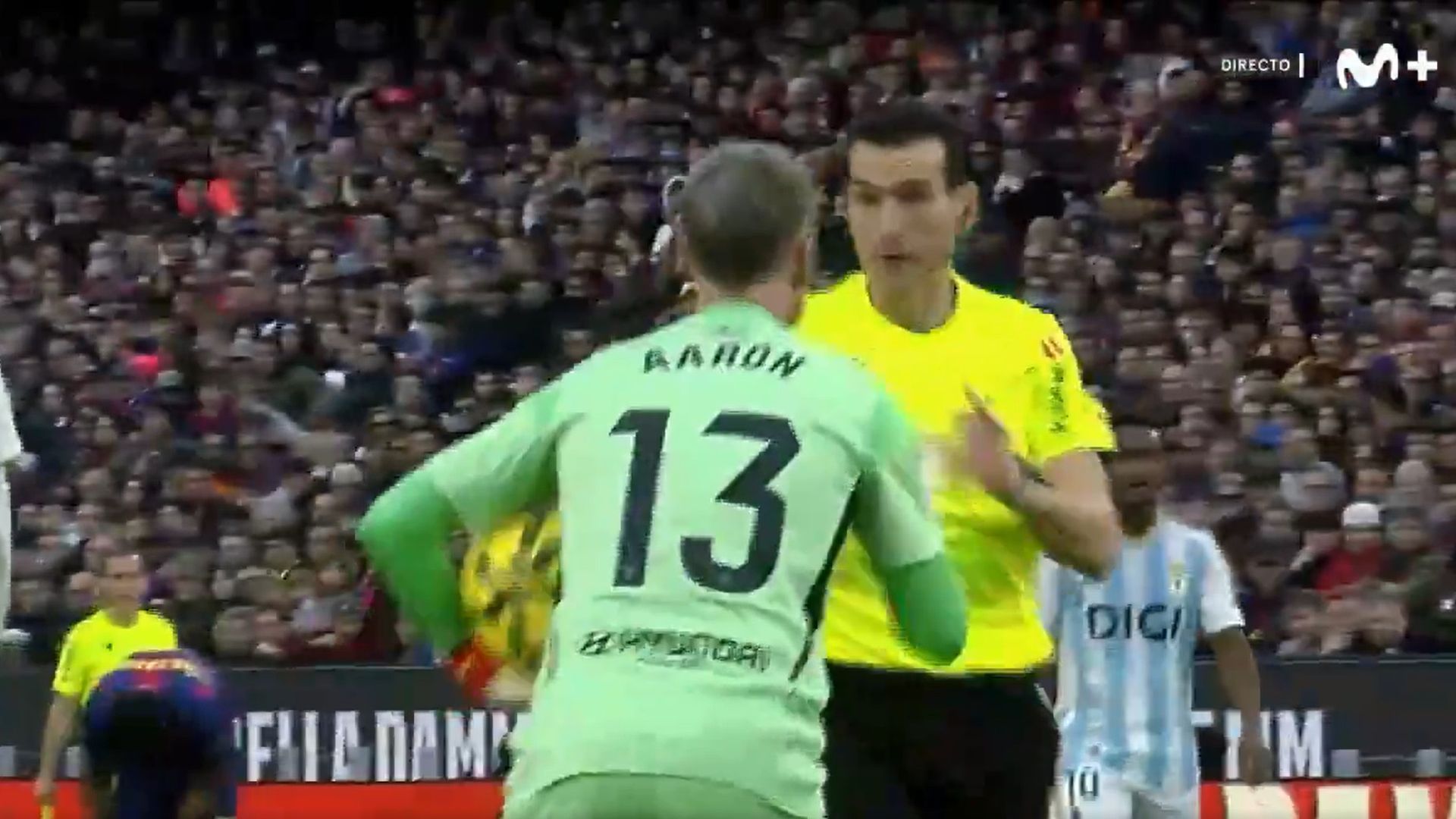 Enfado de Aarón Escandell con Martínez Munuera. Enfado de Aarón Escandell con Martínez Munuera.