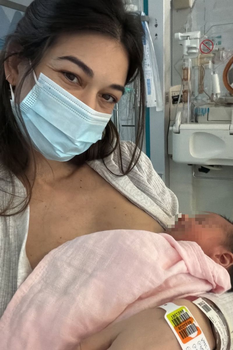 Estela Grande con su hija recién nacida en brazos