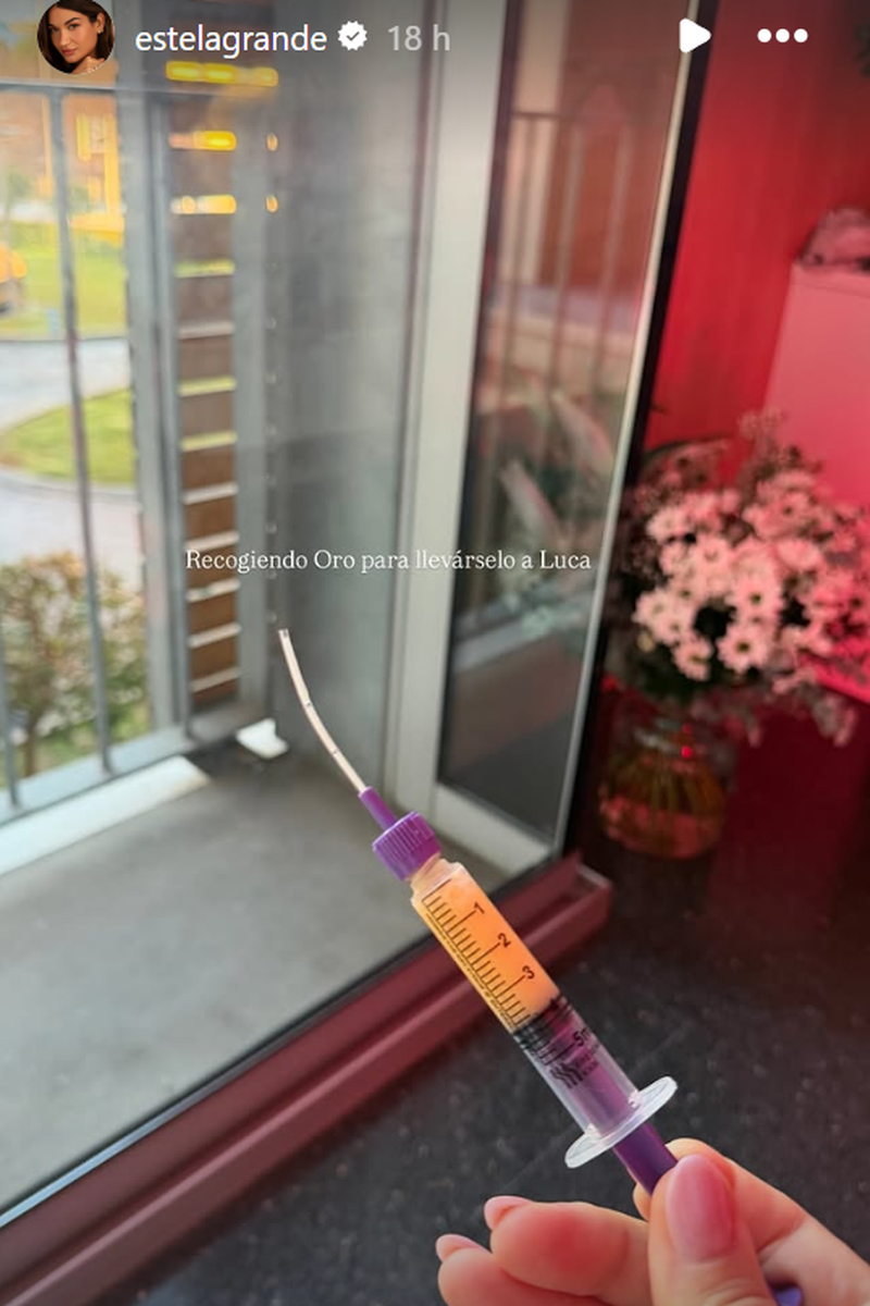 Estela Grande recoge calostro para su bebé en la UCI