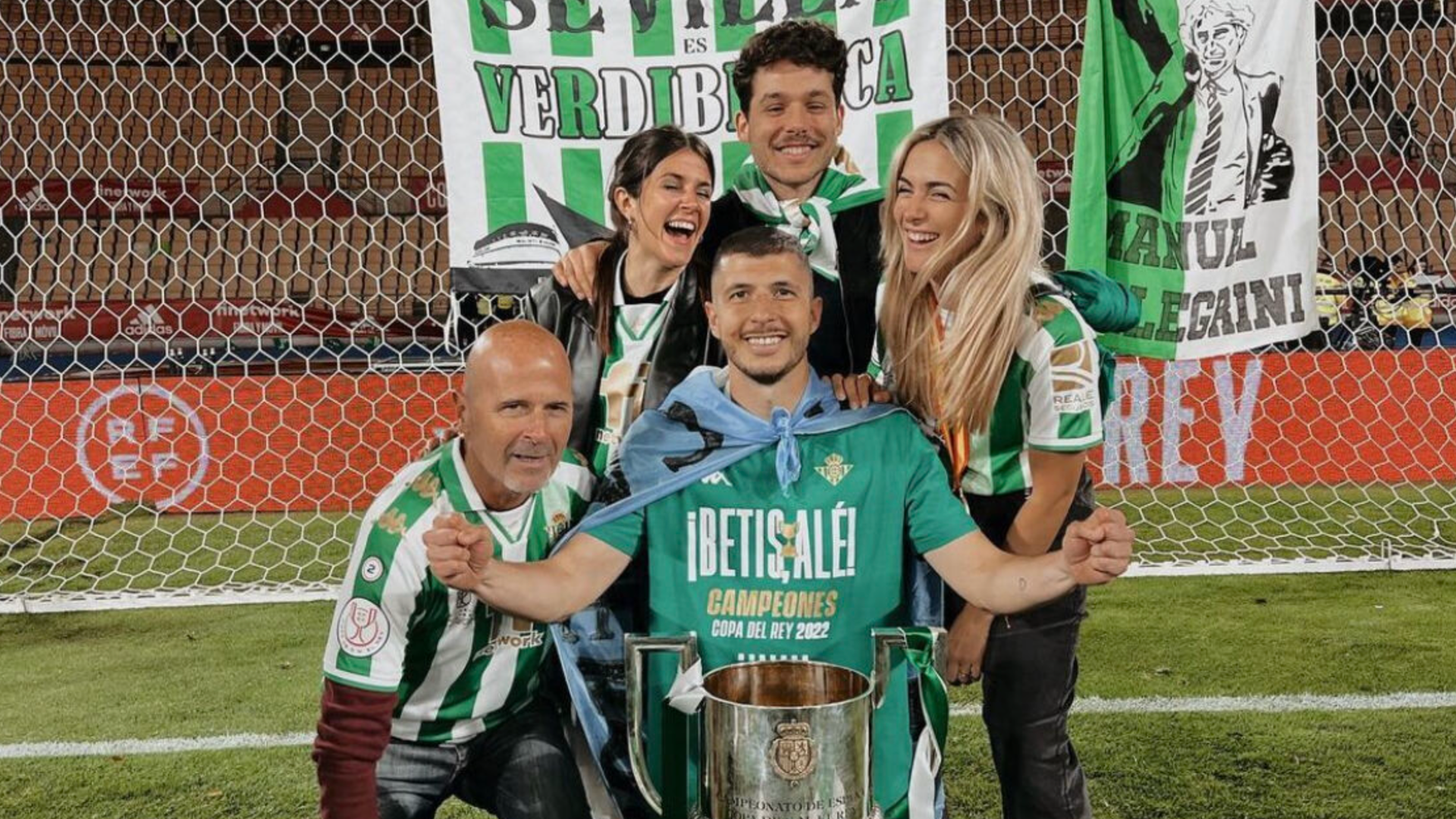 Guido Rodríguez con la Copa del Rey que le ganó al Valencia CF