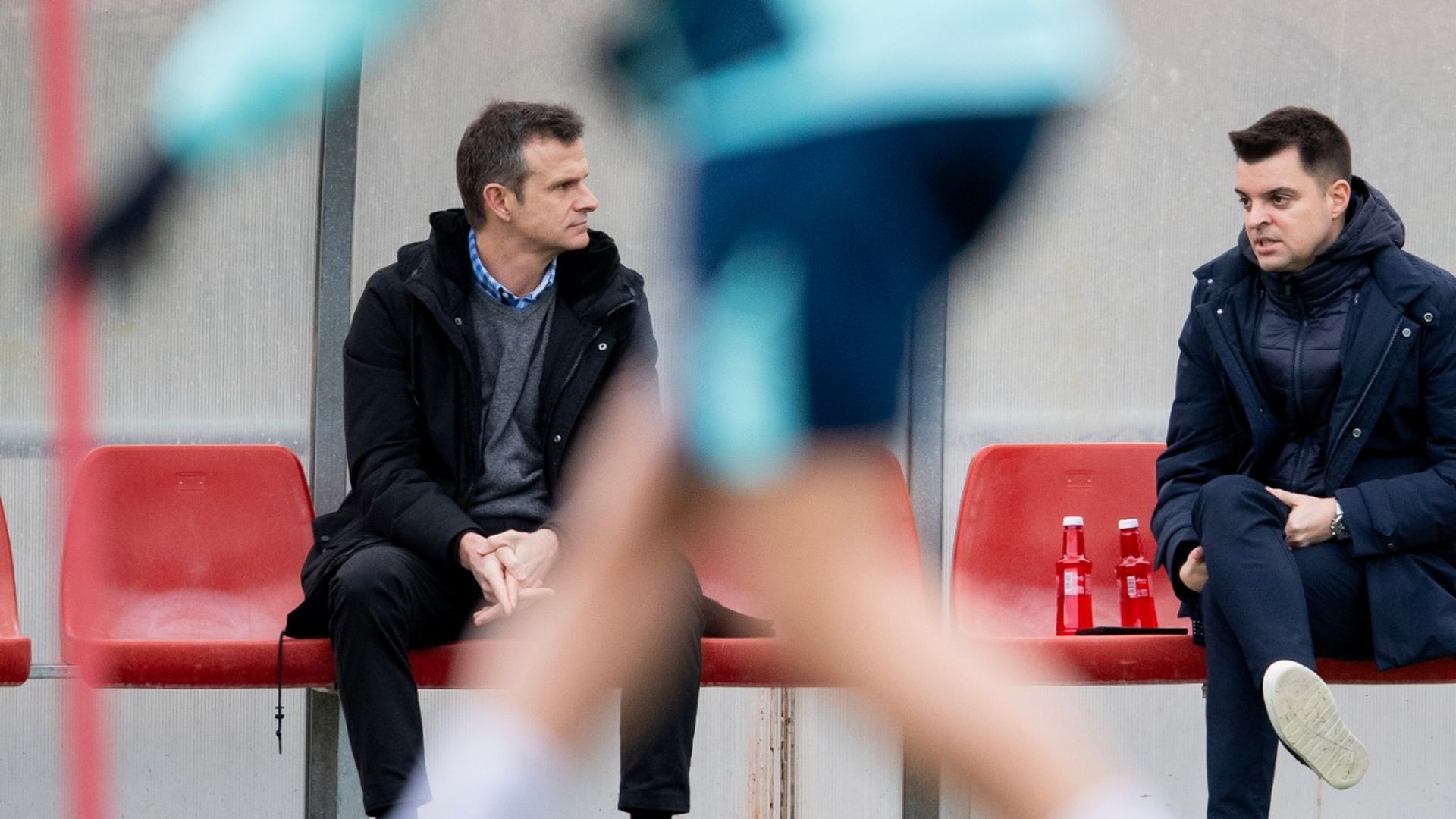 Jon Uriarte y Mikel González siguen el entrenamiento en Lezama