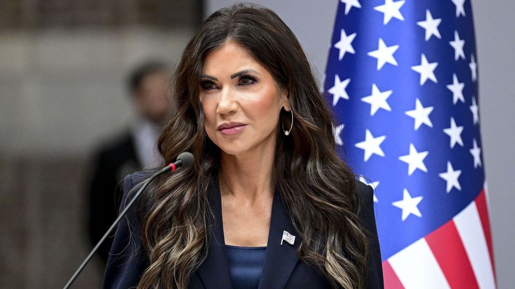 El vídeo de la muerte de Alex Prietti demuestra que Kristi Noem, 'superjefa' de Seguridad de Trump, mintió