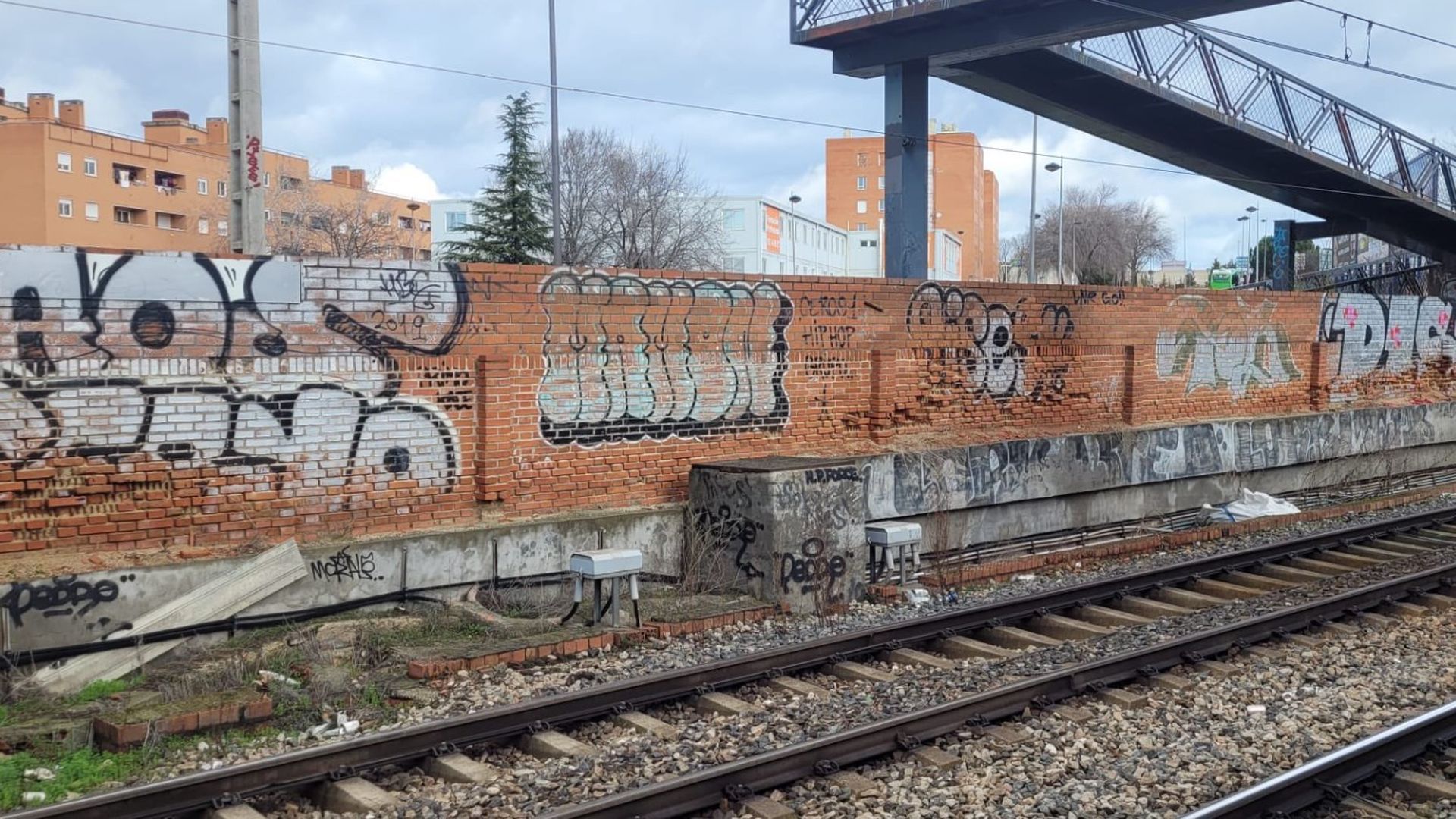 La imagen del muro junto a las vías del Cercanías en Alcorcón La imagen del muro junto a las vías del Cercanías en Alcorcón