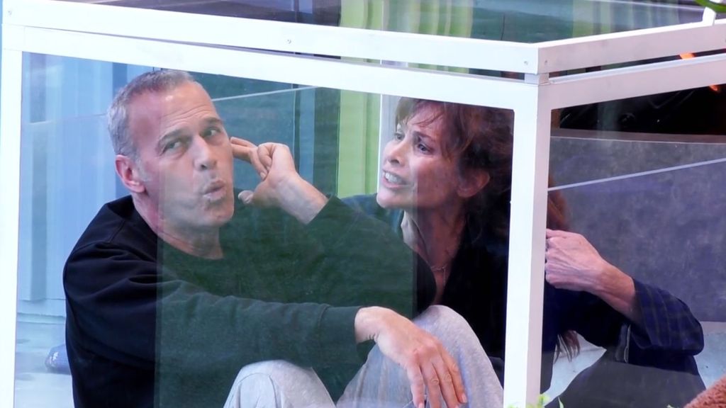 Las imágenes completas del momento de tensión entre Cristina Piaget y Carlos Lozano en 'GH DÚO': "El equipo del programa determina que no hay codazo"
