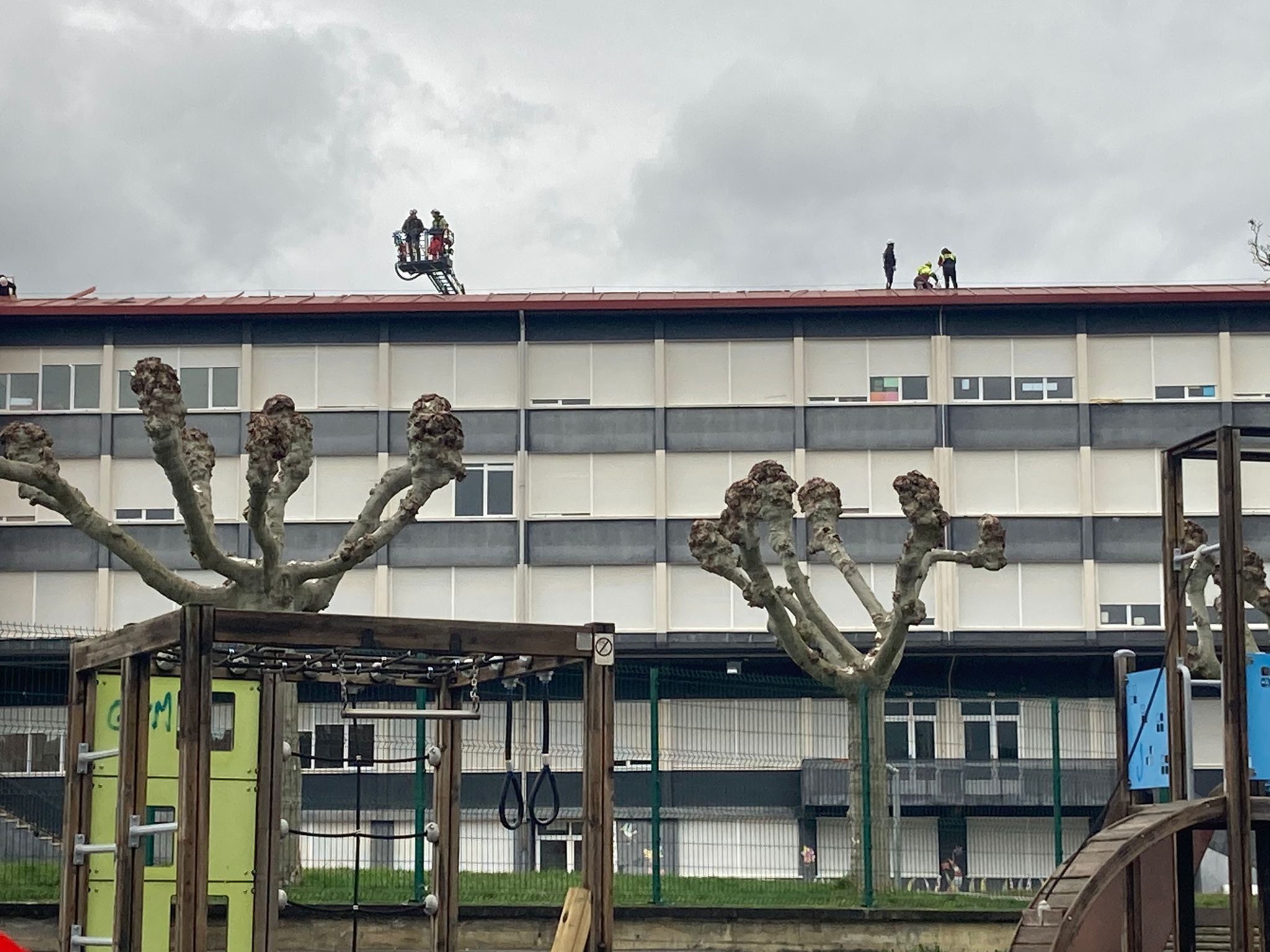 Los bomberos han accedido a la cubierta esta mañana con la escala