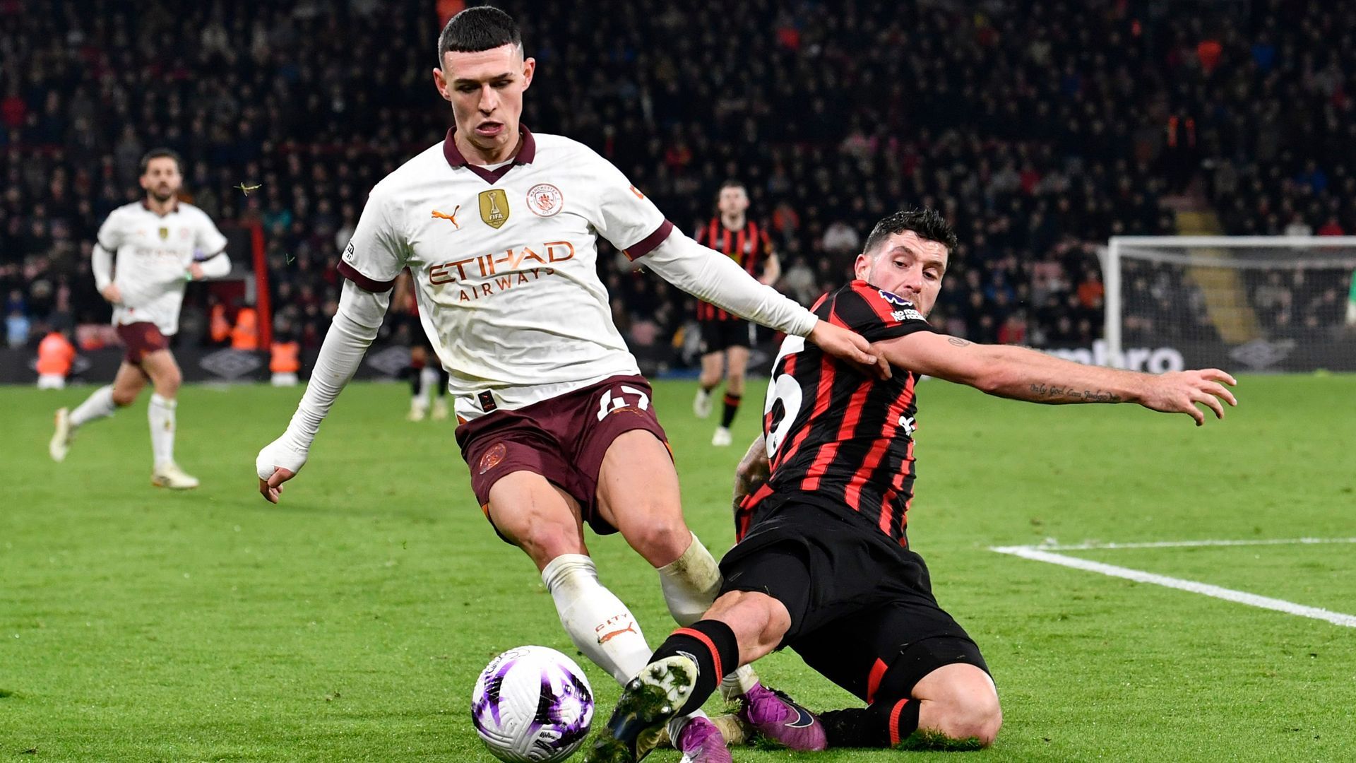 Marcos Senesi contra el Manchester City