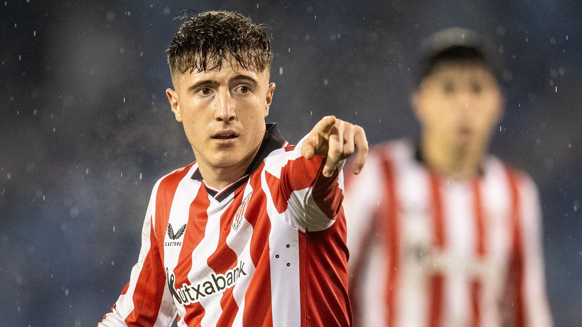 Mikel Jauregizar ordena a sus compañeros en un partido