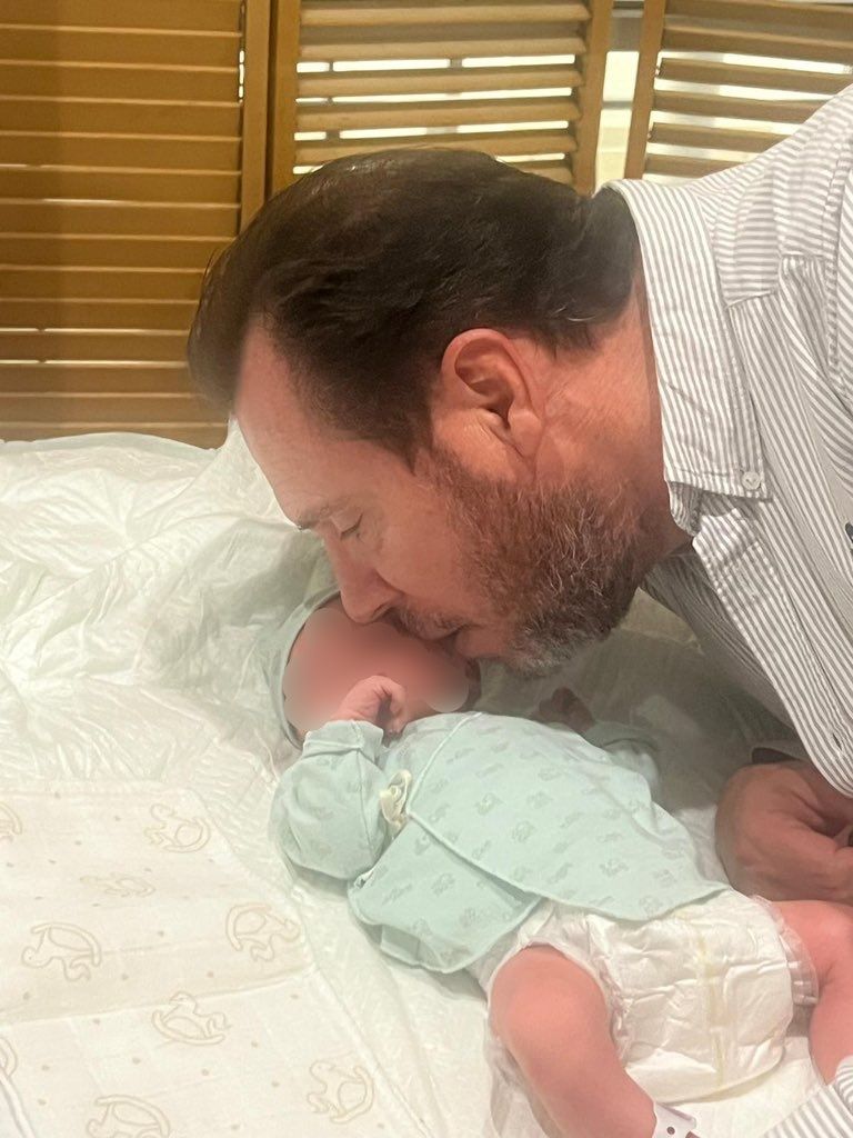 Óscar Puente junto a su hijo menor: "Ahora estoy ocupado con Oscar Puente III(la saga continúa). Pero volveré", escribió en redes tras su nacimiento.